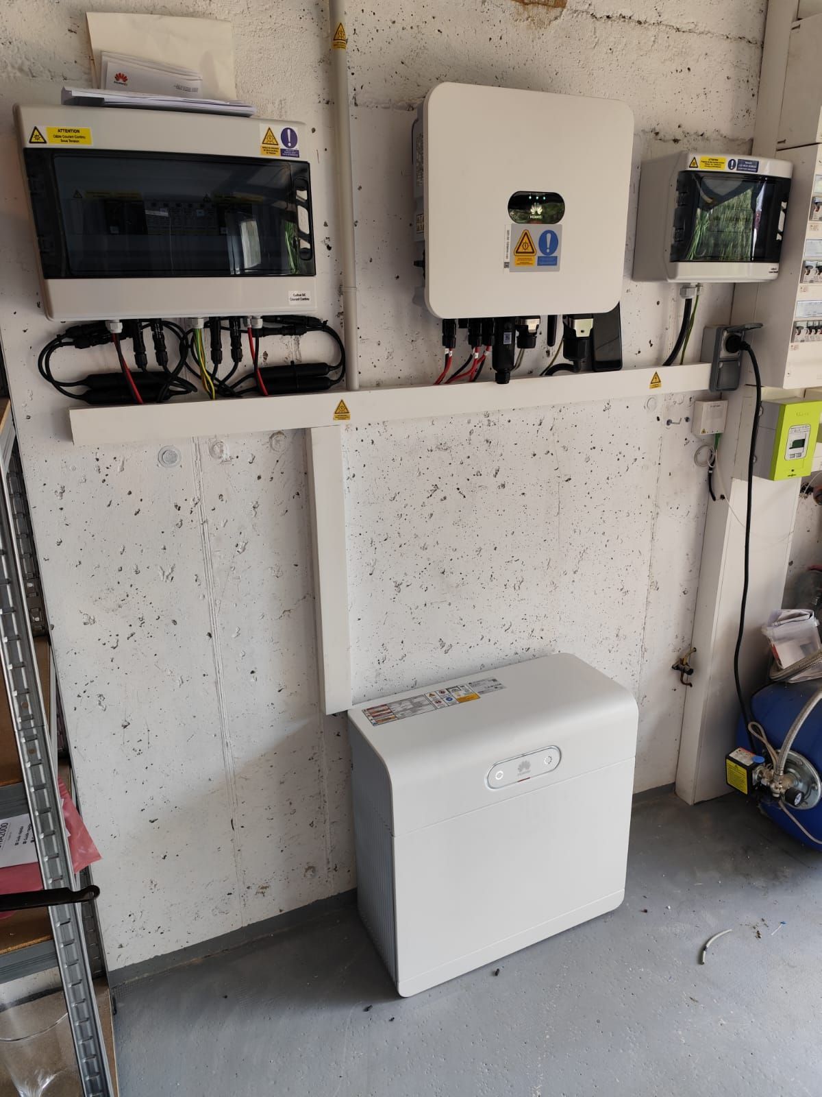 Installation d’un 8,5kW avec onduleur centralisé Huawei, plus batterie de 7 KW, 9 panneaux sur toiture plus 8 panneaux sur pergola