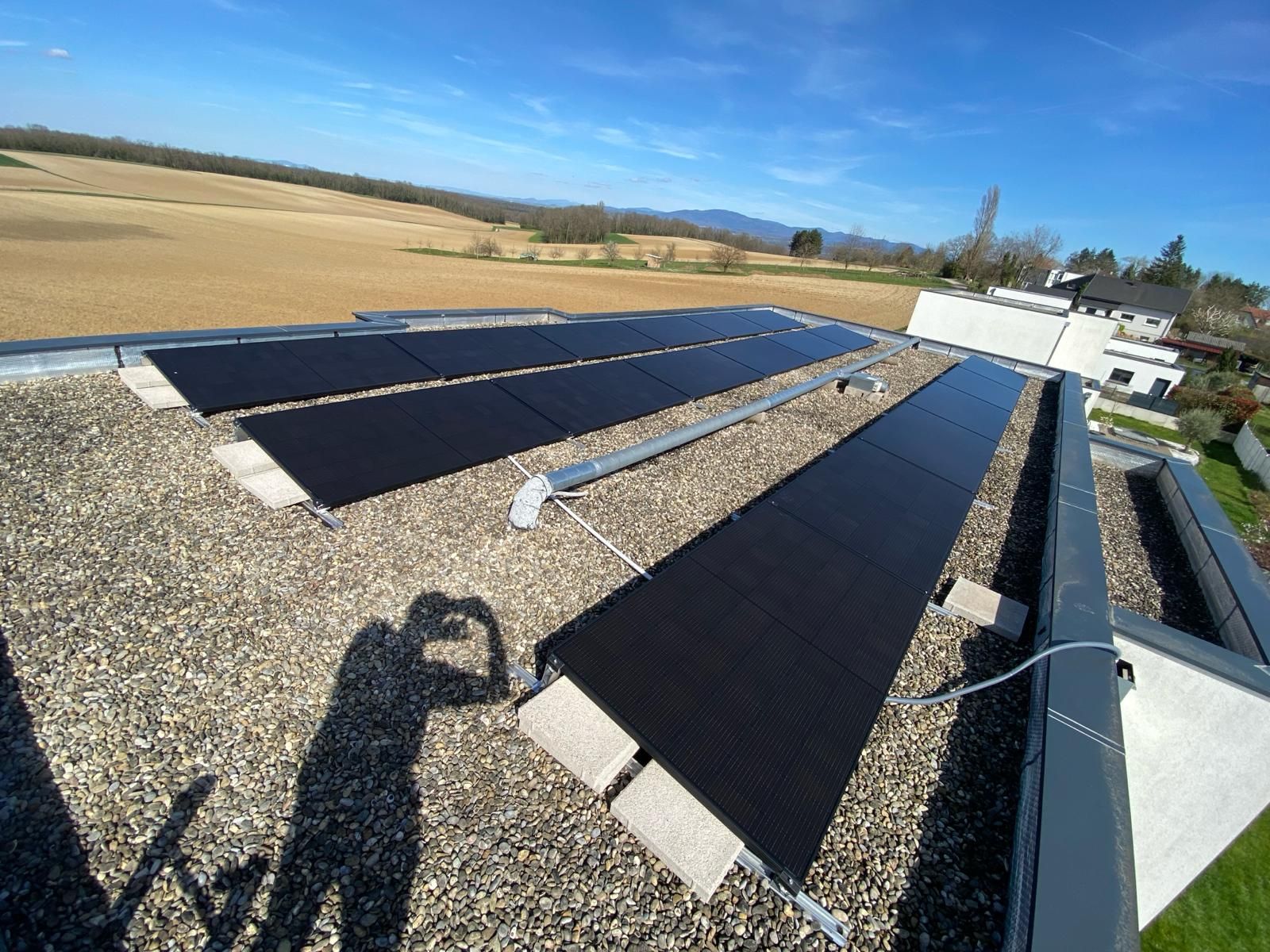 Une rangée de panneaux solaires sur le toit d'un bâtiment