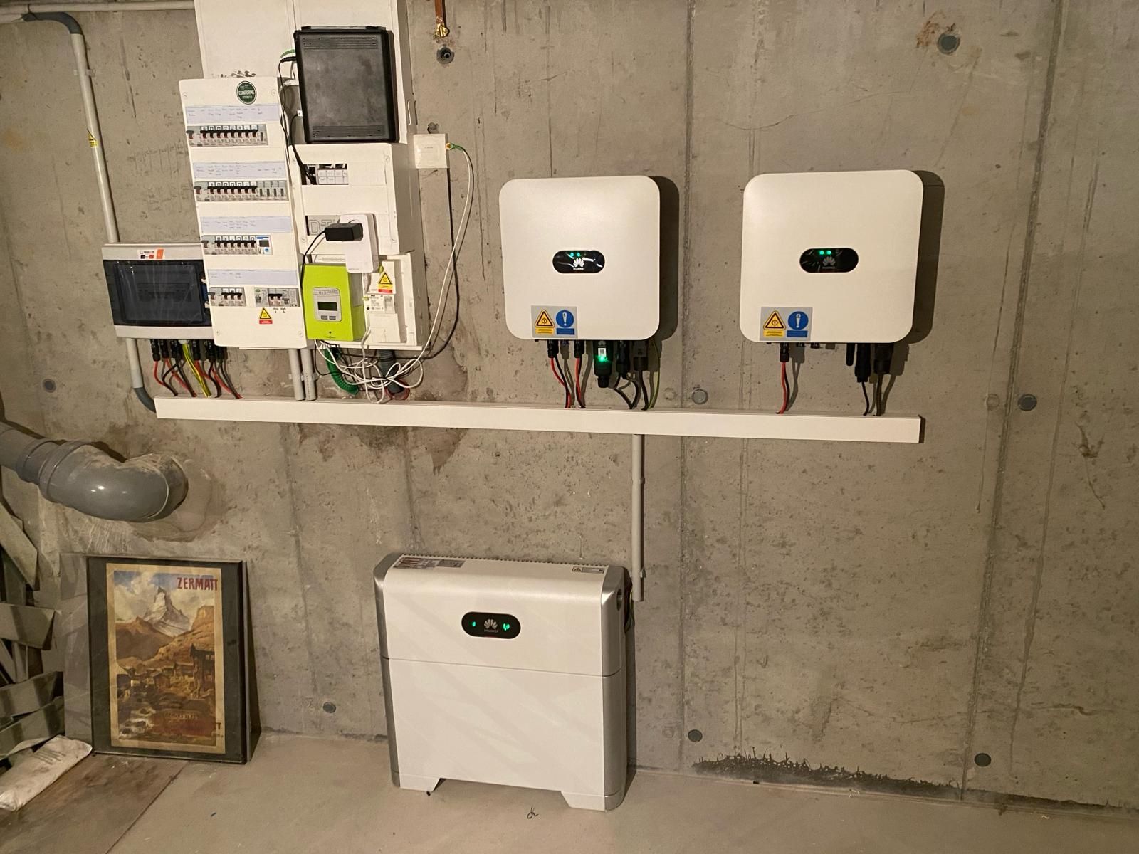 Trois boîtes blanches sont posées sur un mur en béton.