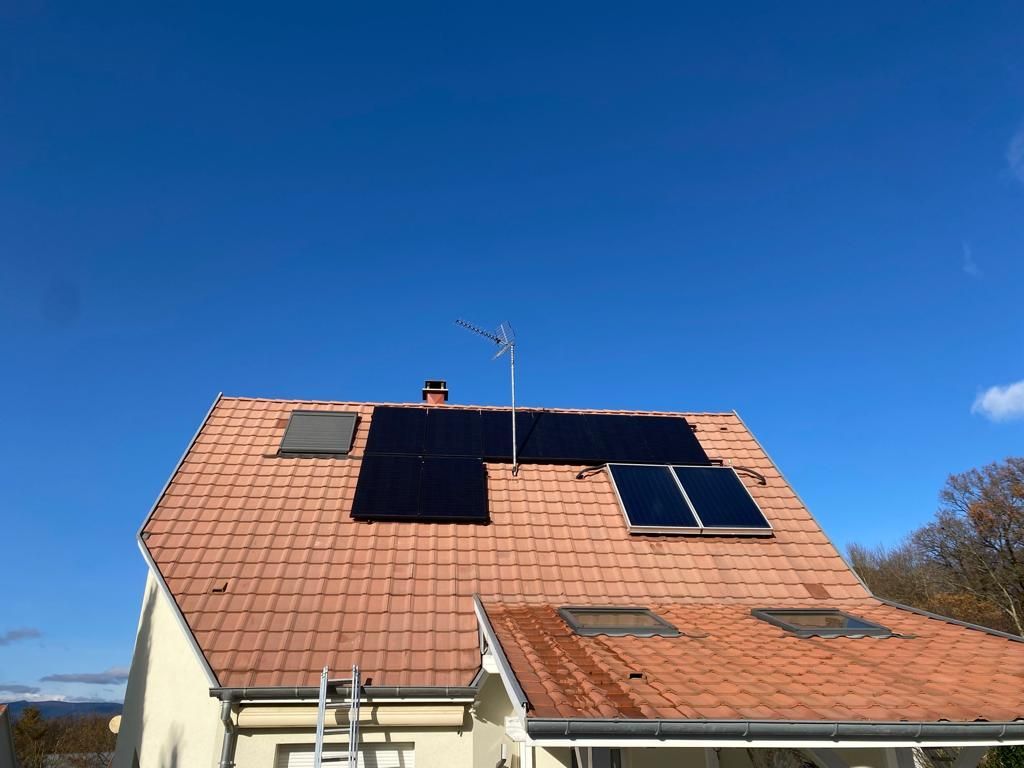 Une maison avec des panneaux solaires sur le toit