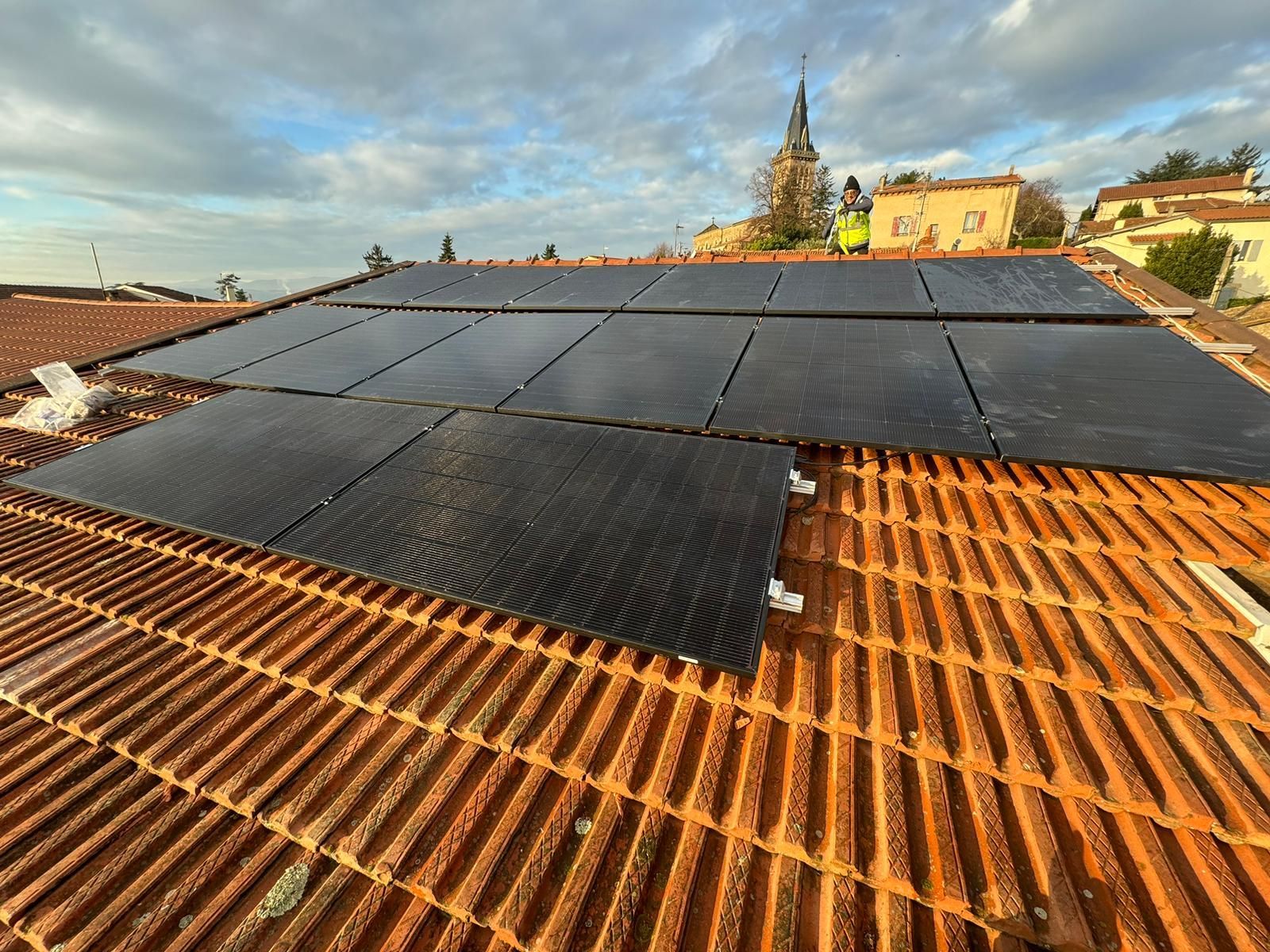Un toit avec beaucoup de panneaux solaires dessus