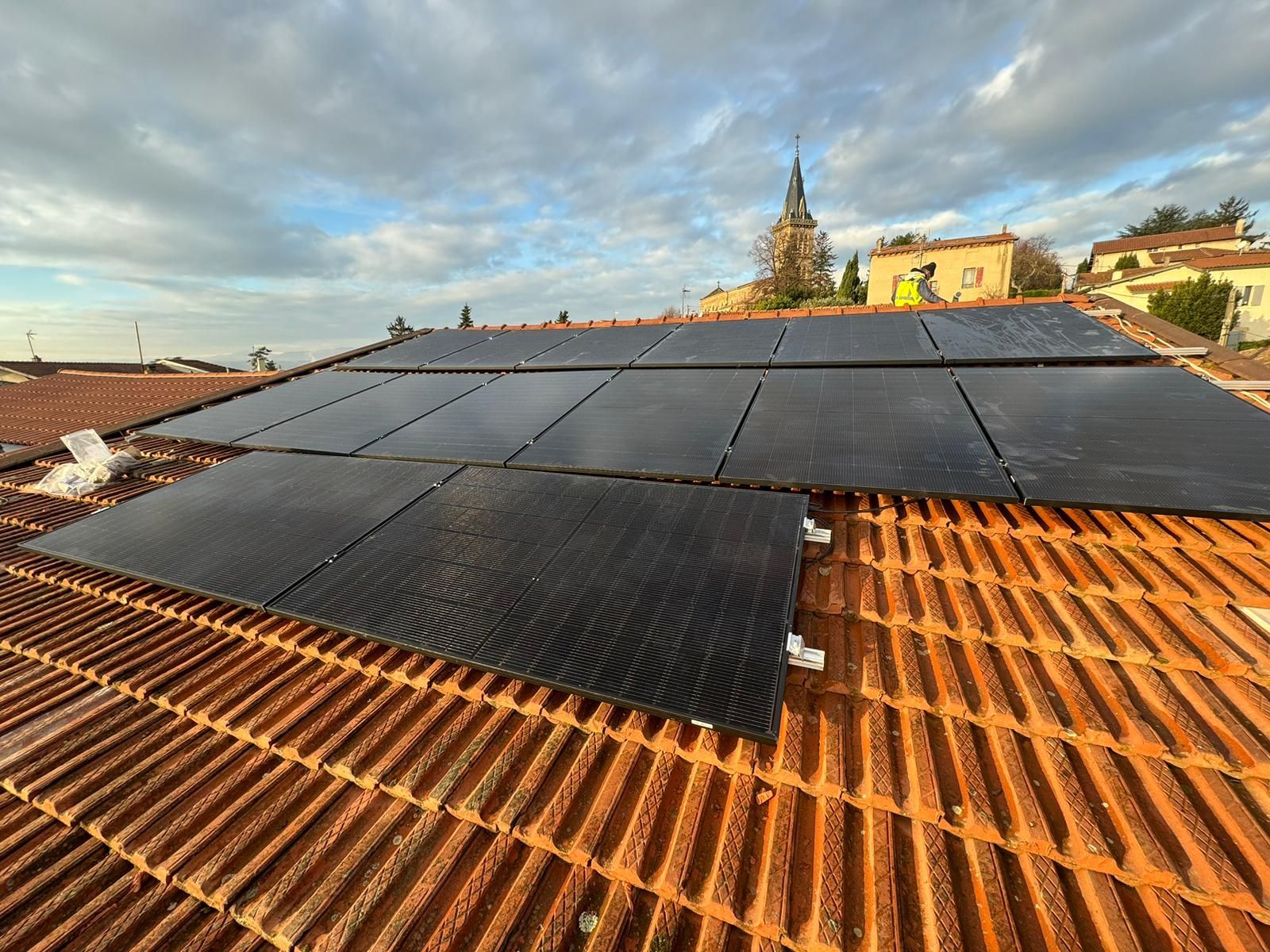 Un toit avec beaucoup de panneaux solaires dessus