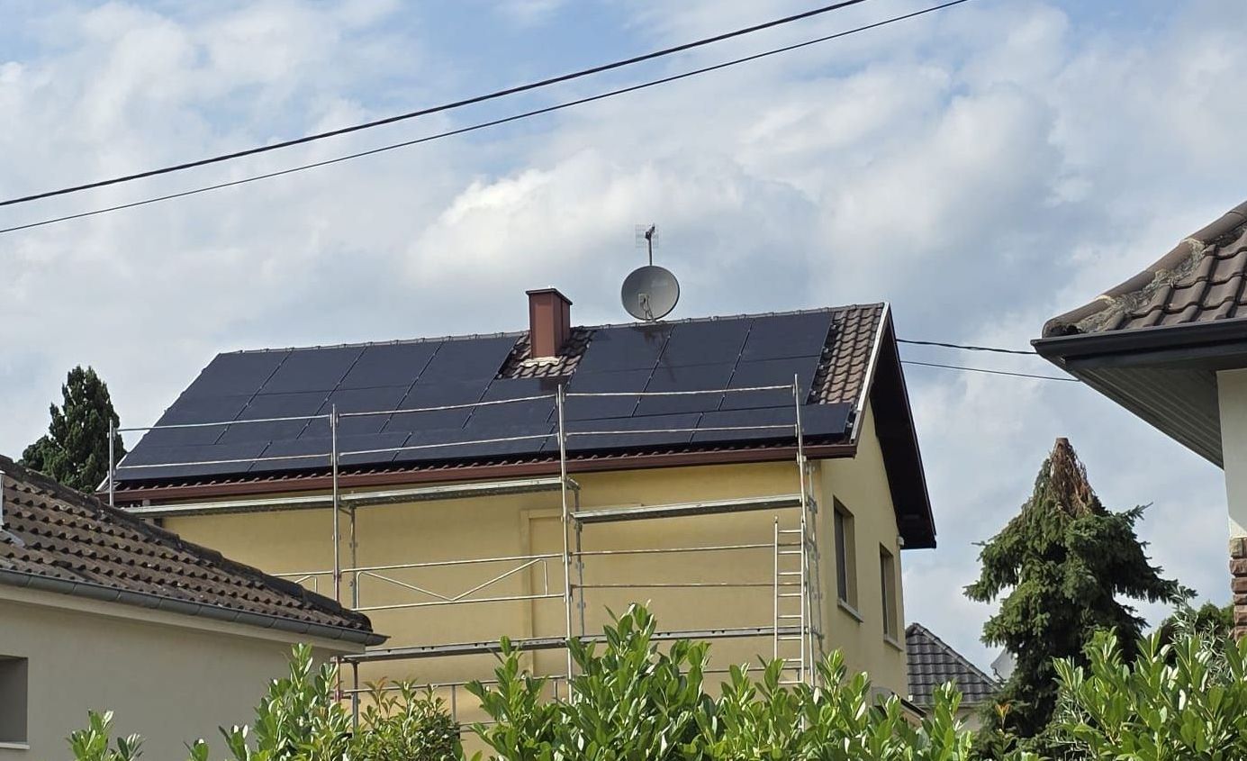 Une maison avec des panneaux solaires sur le toit et une antenne parabolique sur le dessus.