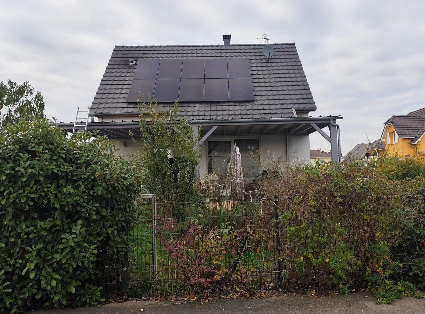 Installation d’un 8,5kW avec onduleur centralisé Huawei, plus batterie de 7 KW, 9 panneaux sur toiture plus 8 panneaux sur pergola