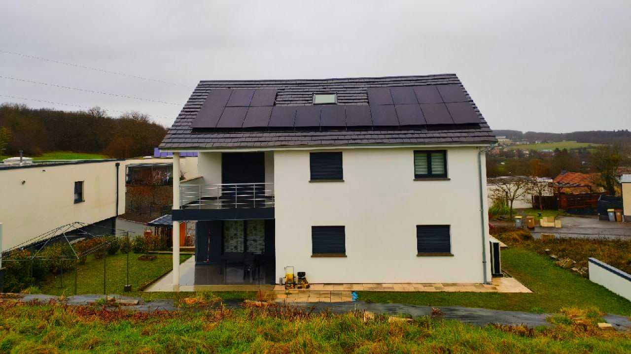 Installation d’un 9 KW 18 Panneaux AEG 500 W avec onduleur centralisé Huawei