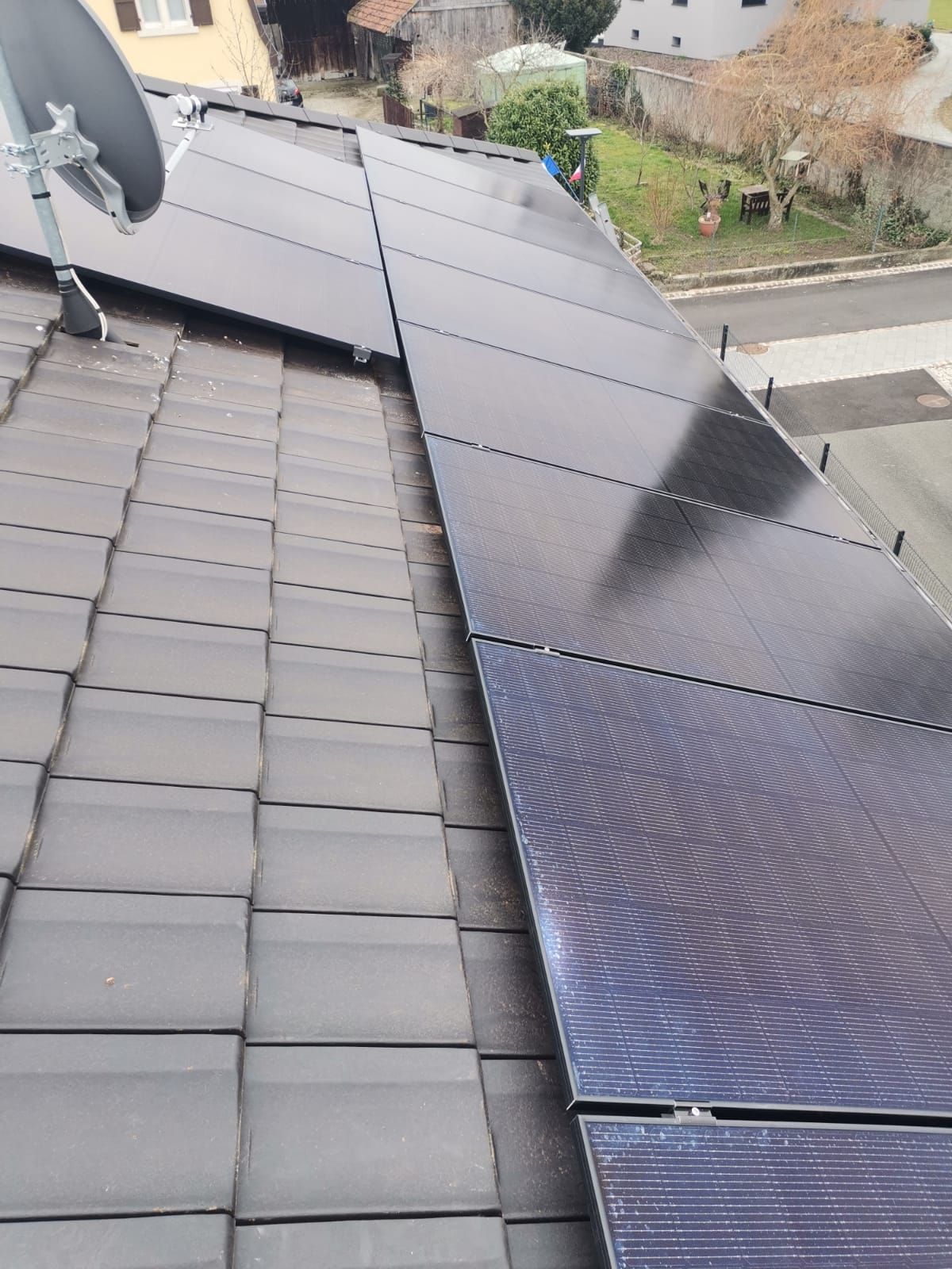 Une rangée de panneaux solaires sur le toit d'une maison