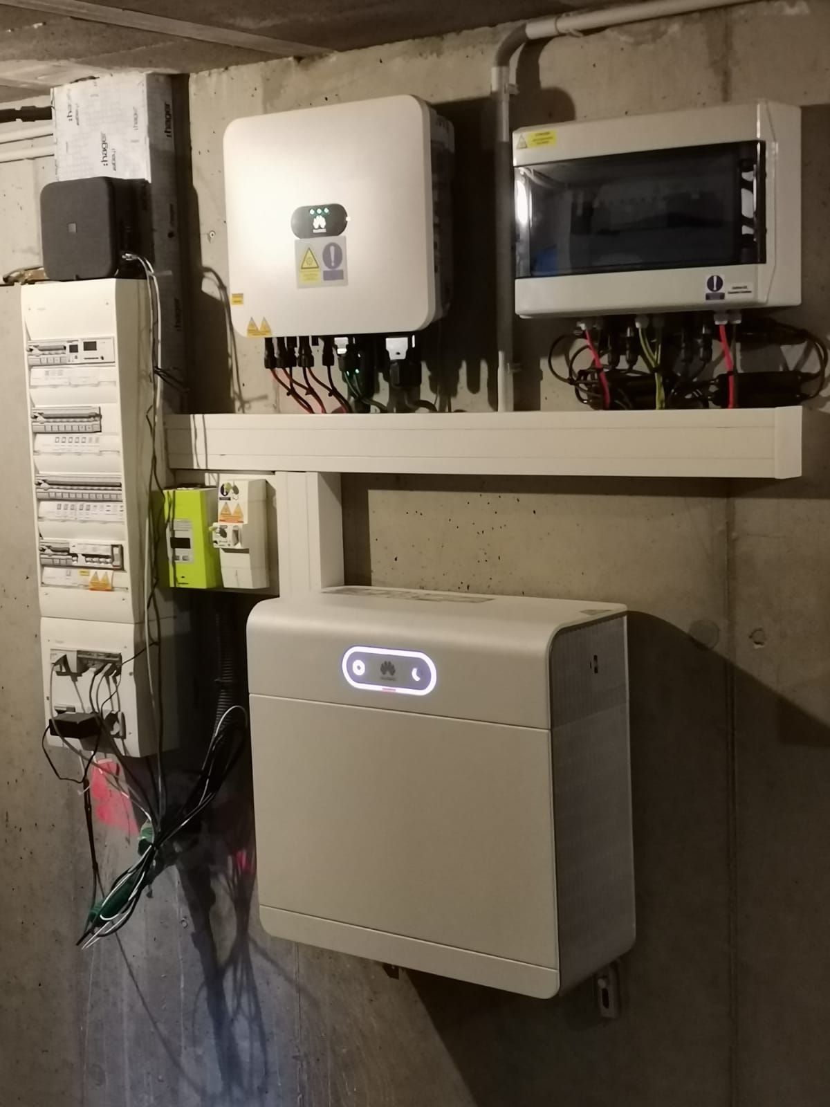 Un mur avec beaucoup d'équipements électriques dessus.