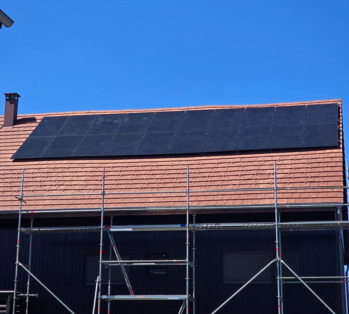Un toit avec beaucoup de panneaux solaires dessus