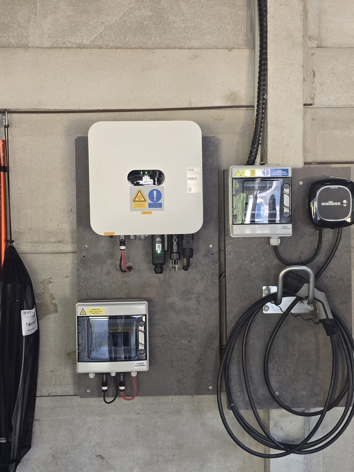 Un mur avec un tas de fils qui y pendent