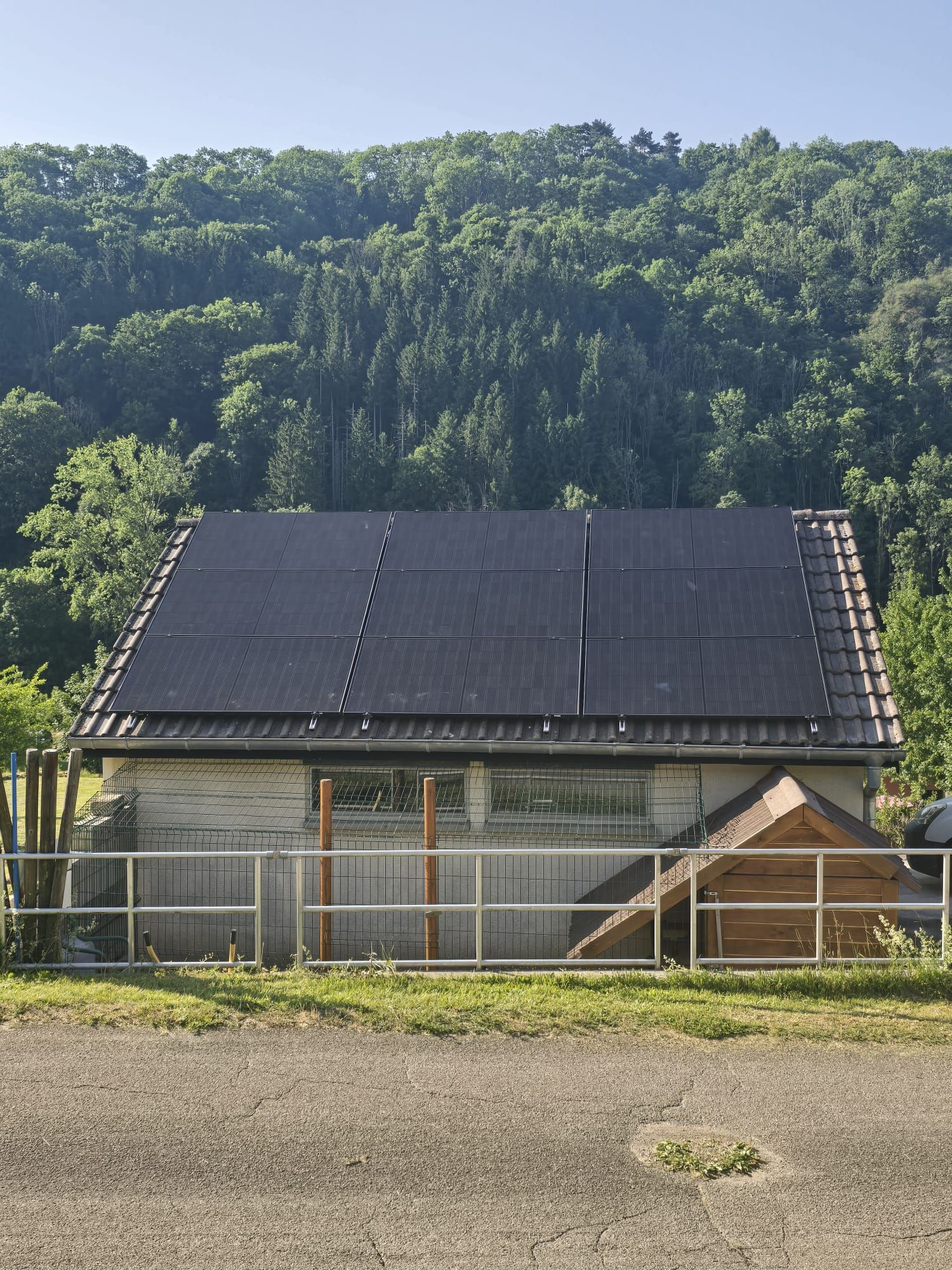 Une maison avec beaucoup de panneaux solaires sur le toit