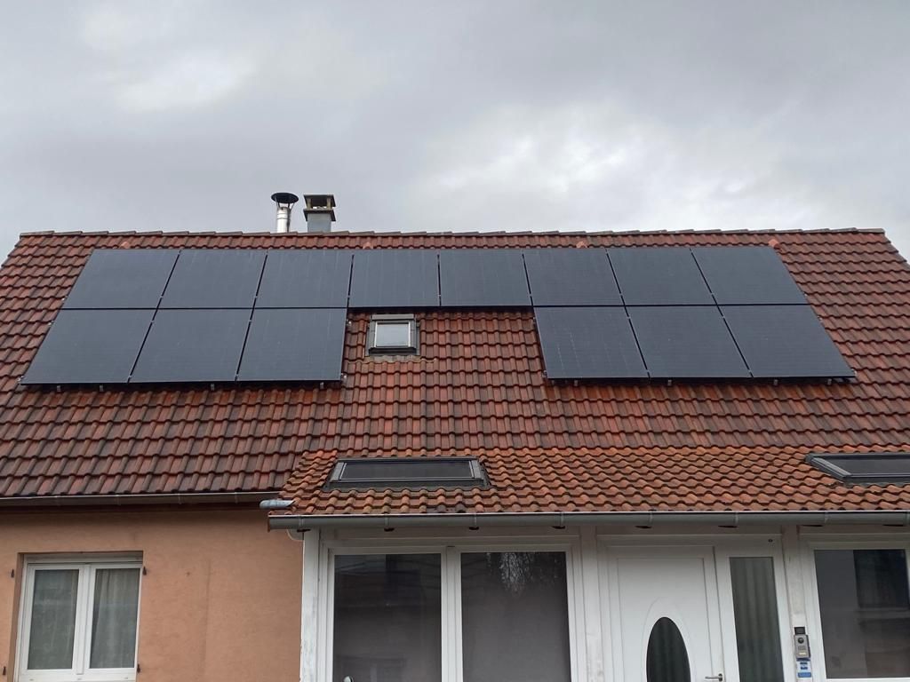 Un toit avec beaucoup de panneaux solaires dessus