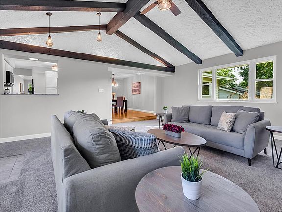 Beautiful Living Room | St. Louis, MO | Cheri Buys Houses