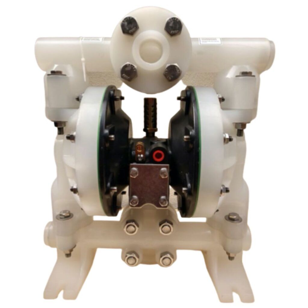 Un primer plano de una bomba blanca sobre un fondo blanco.