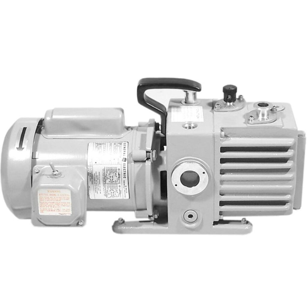 Una bomba de vacío con un motor acoplado a ella sobre un fondo blanco.