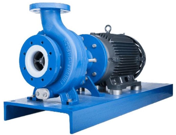 Una bomba de agua azul con un motor conectado a ella