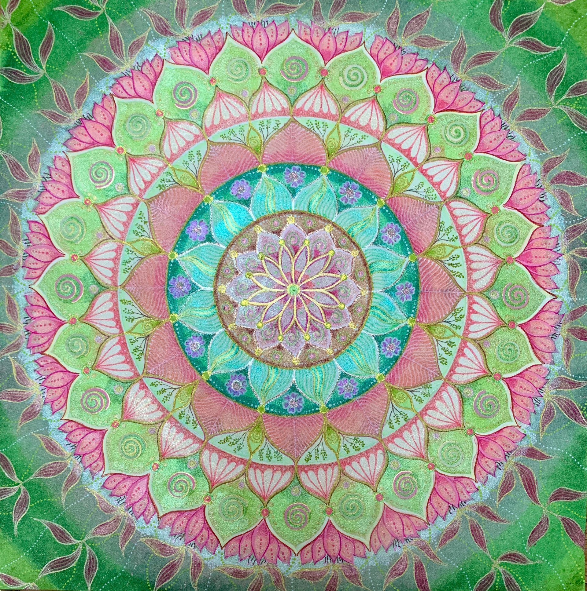 Een schilderij van een cirkelvormig patroon van roze en groene bloemen op een groene achtergrond.