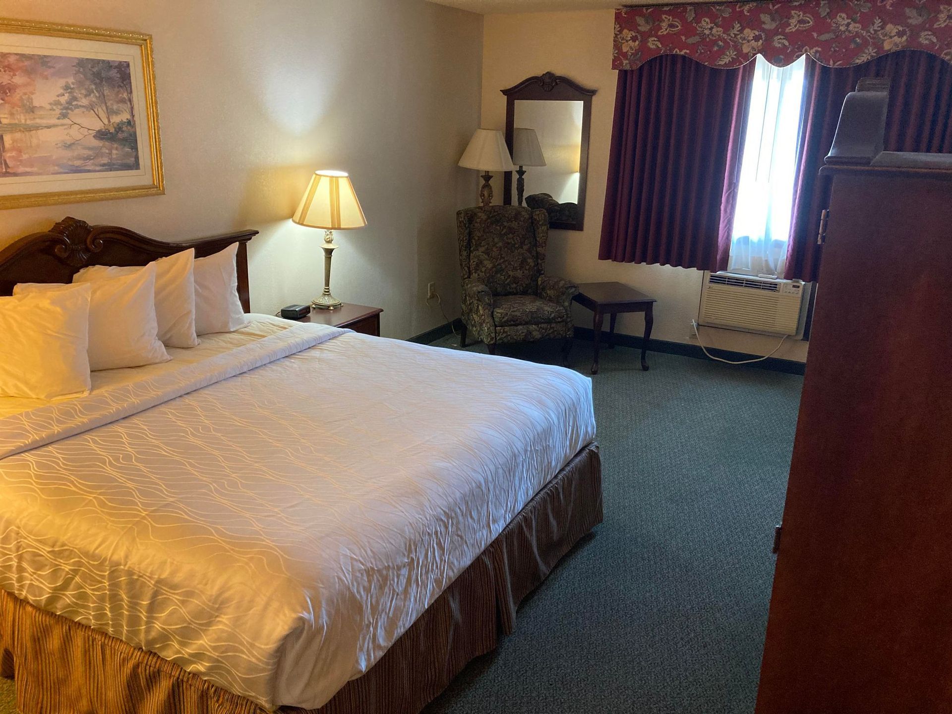 Modern king room with ample space and natural light at The Jeffreys Hotel, offering comfort for long-term stays near I-35