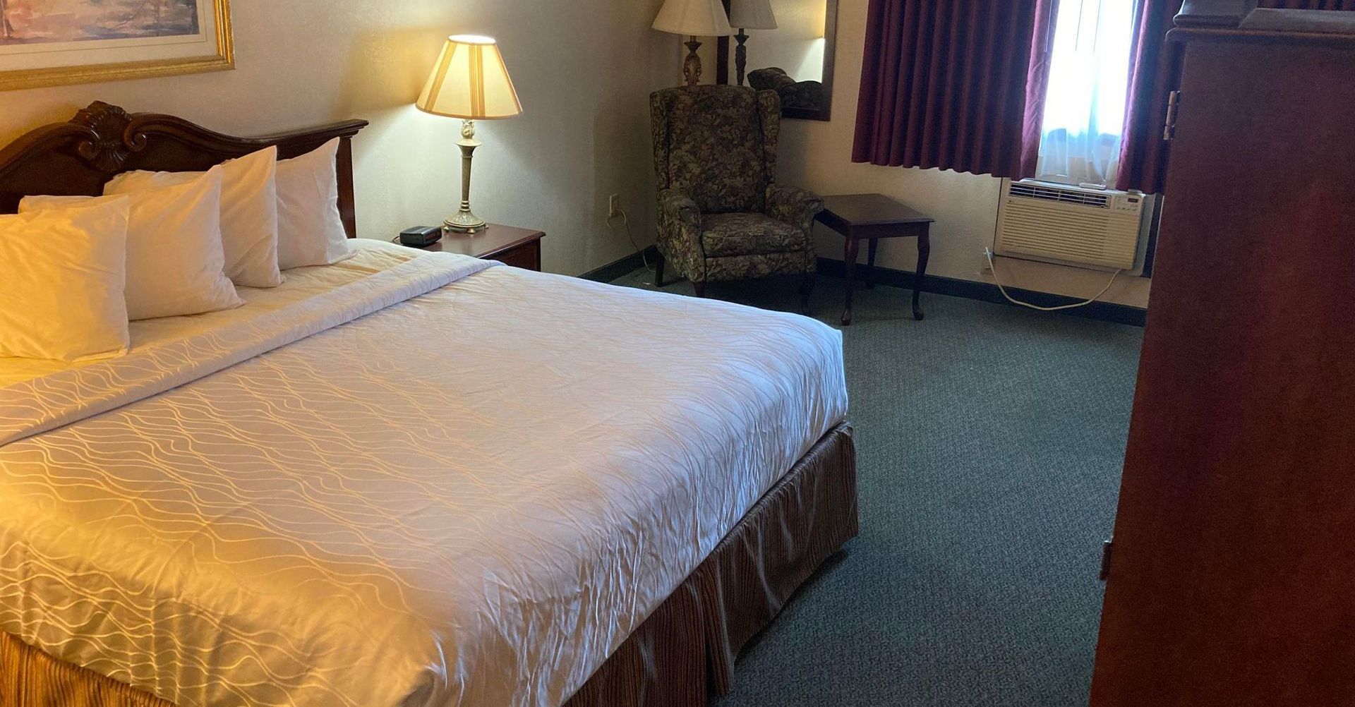 King Bed Room in The Jeffrey's Hotel Extended Stay in Osceola, Iowa