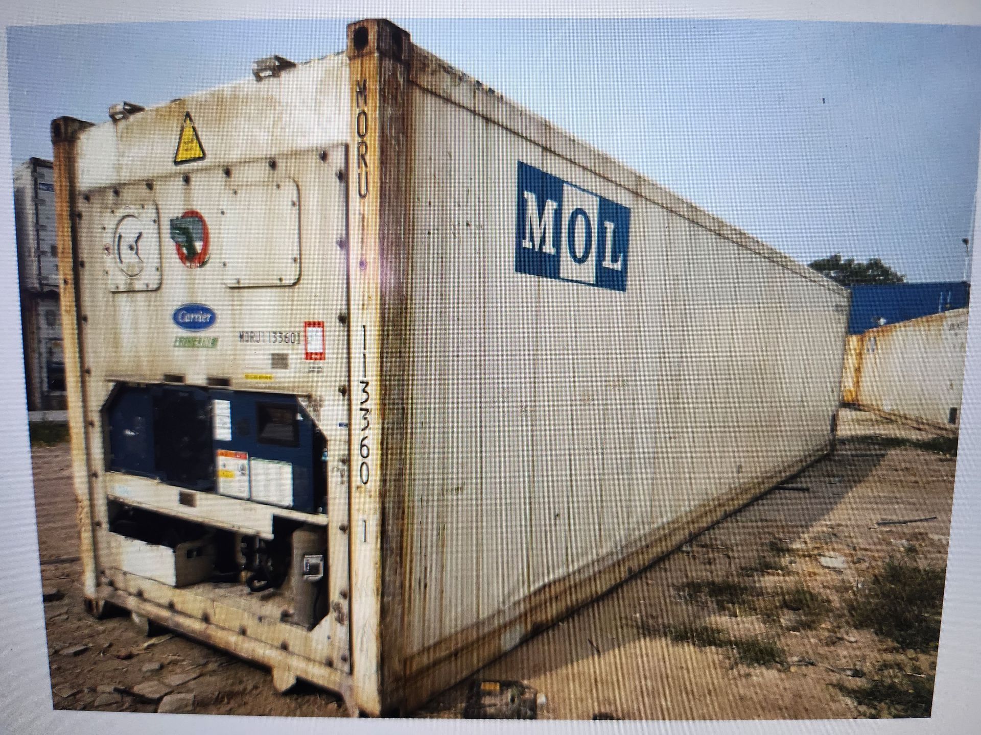 Un récipient blanc avec mol écrit sur le côté