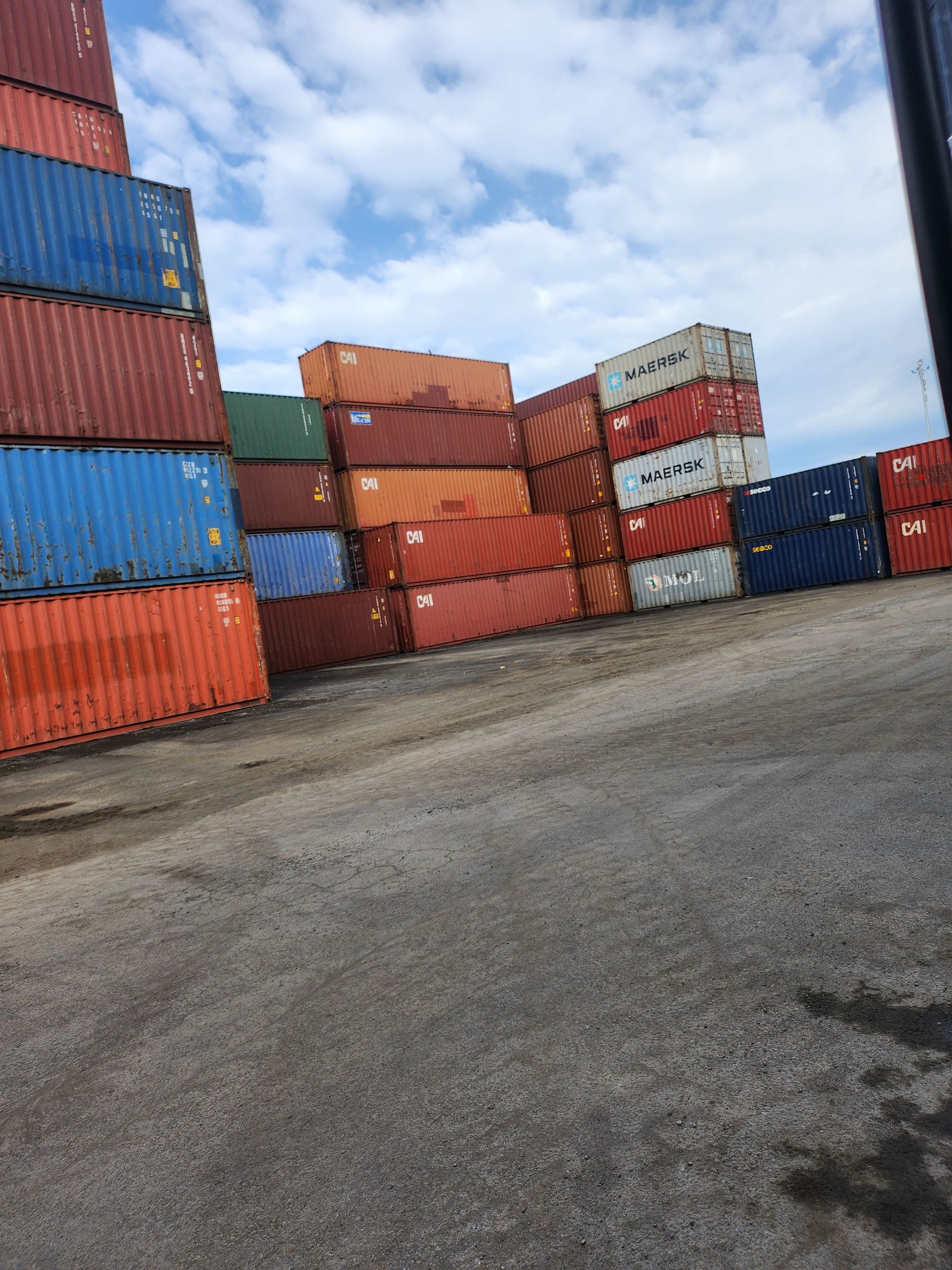 Un tas de conteneurs d'expédition sont empilés les uns sur les autres