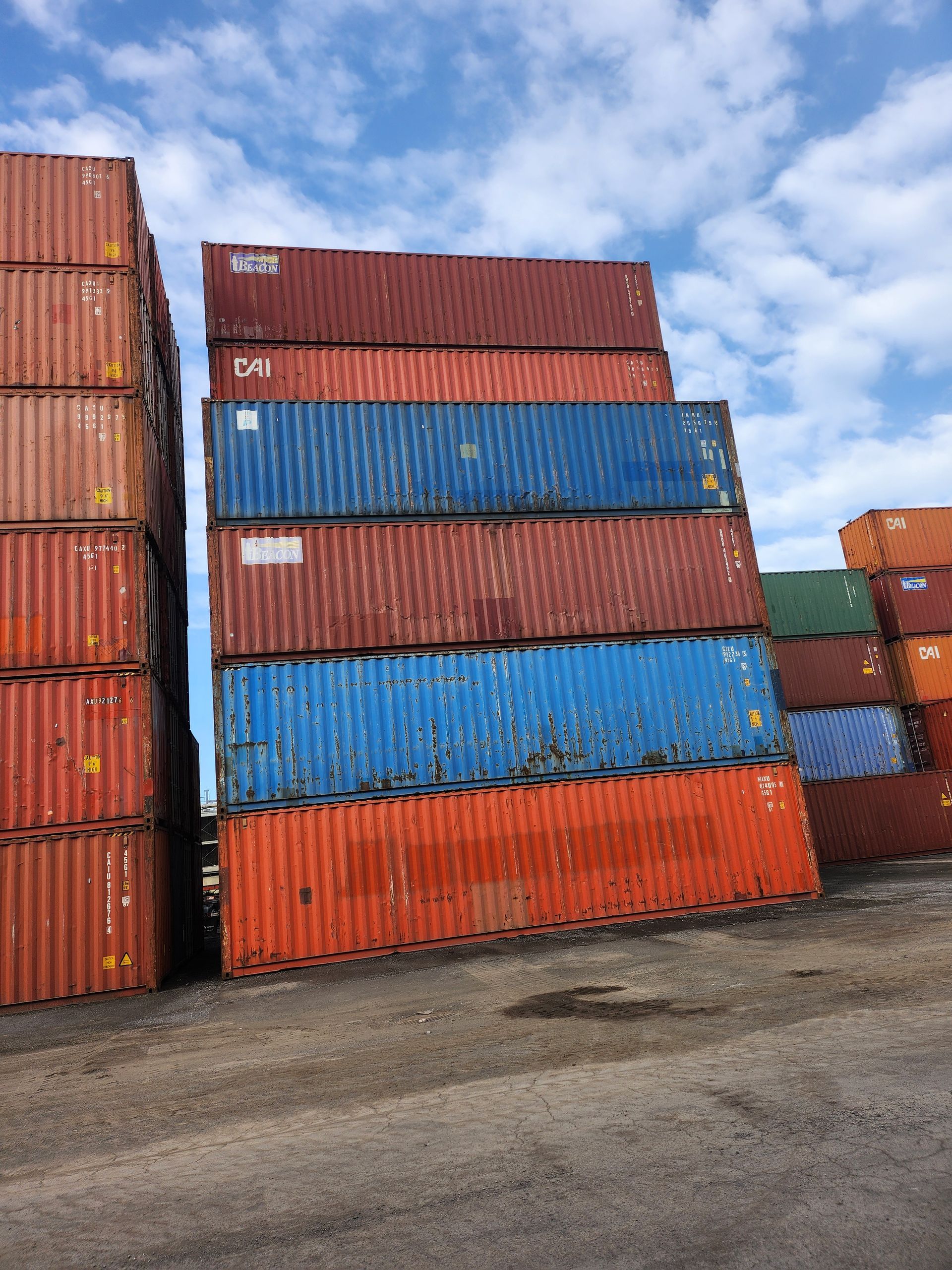 Plusieurs conteneurs d'expédition sont empilés les uns sur les autres