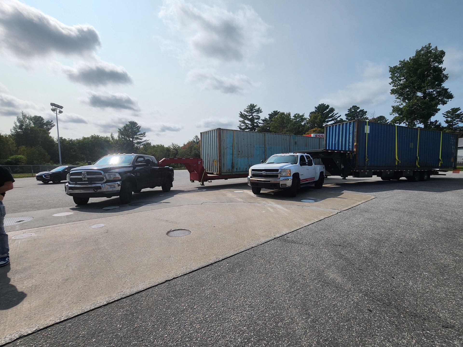 Une rangée de camions est garée sur le bord de la route.
