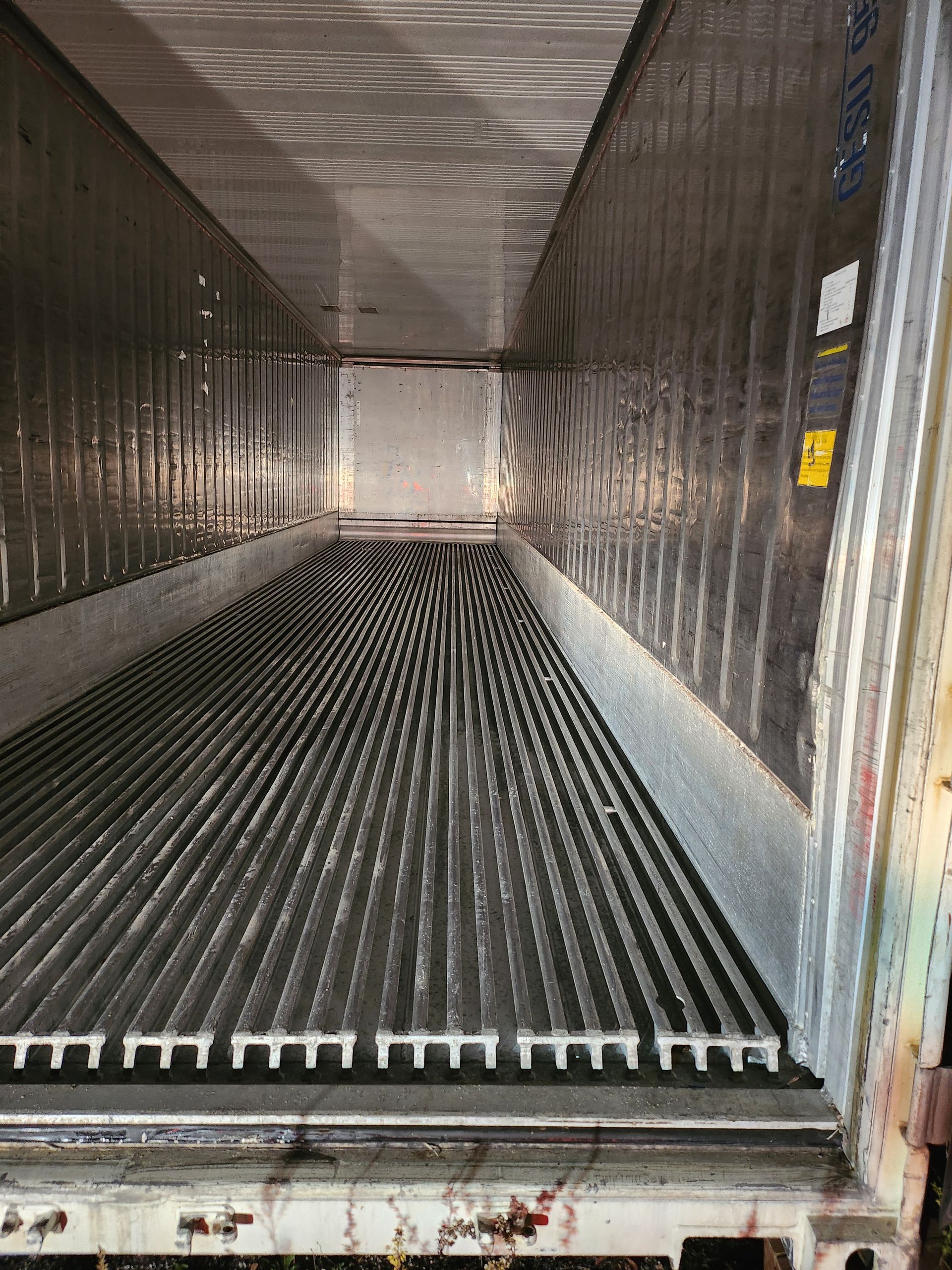 L'intérieur d'un conteneur d'expédition avec un plancher en métal.