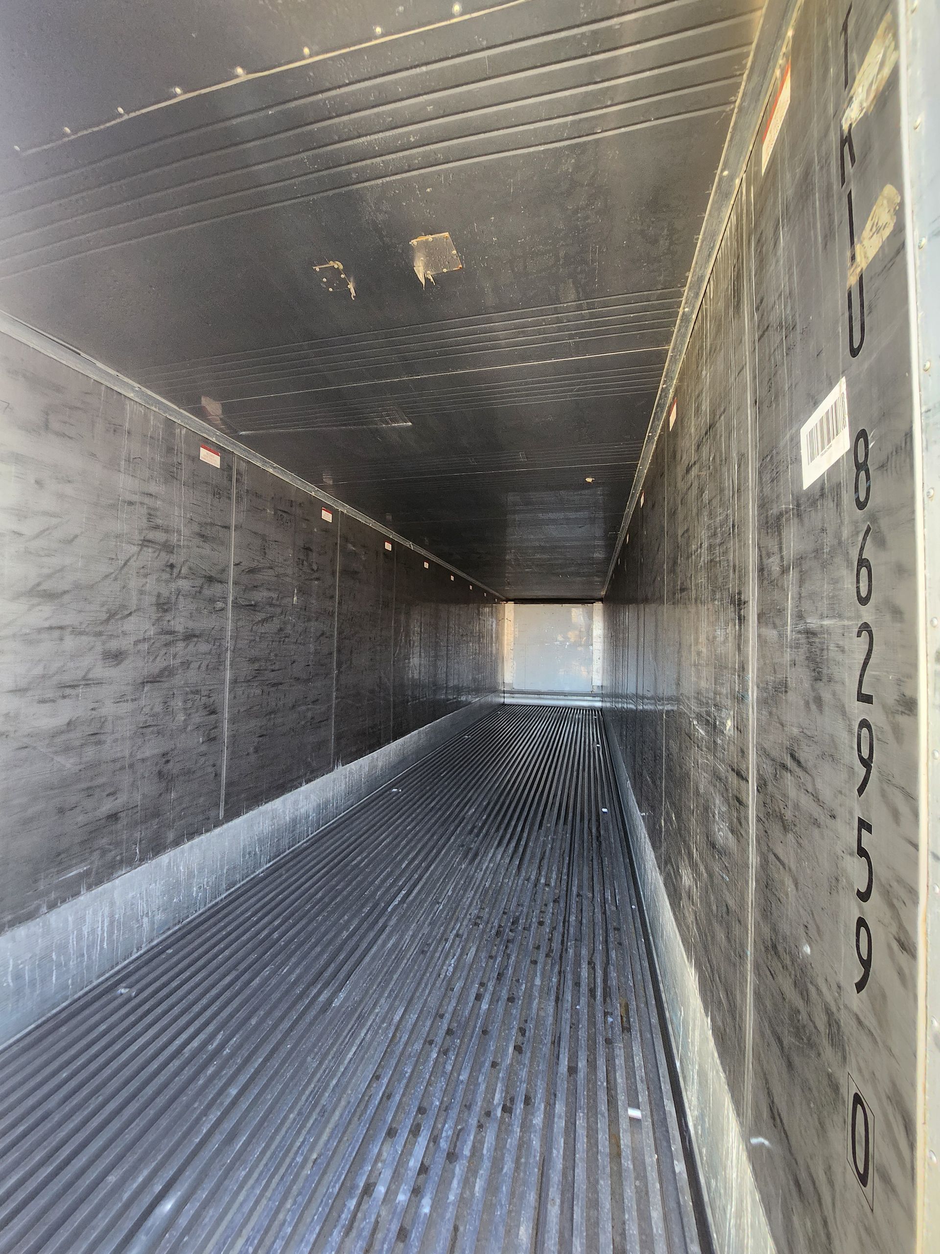 L'intérieur d'un conteneur d'expédition est vide et ressemble à un tunnel.