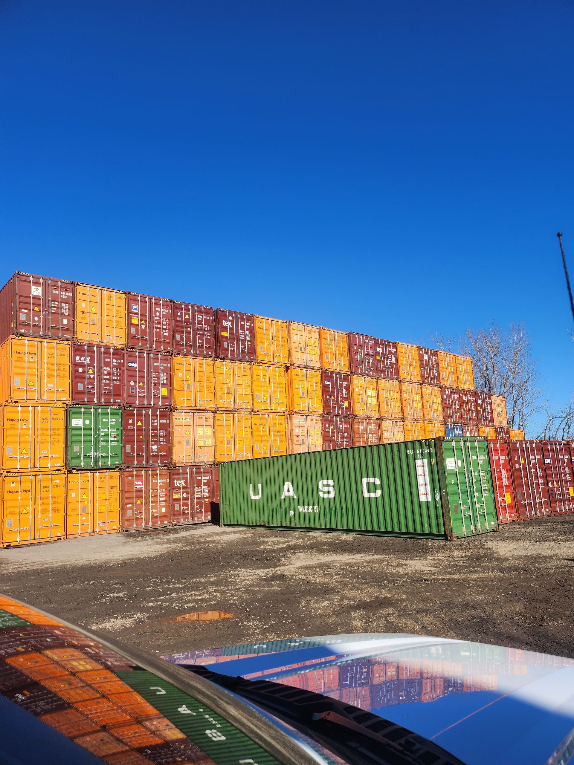 Un tas de conteneurs d'expédition sont empilés les uns sur les autres