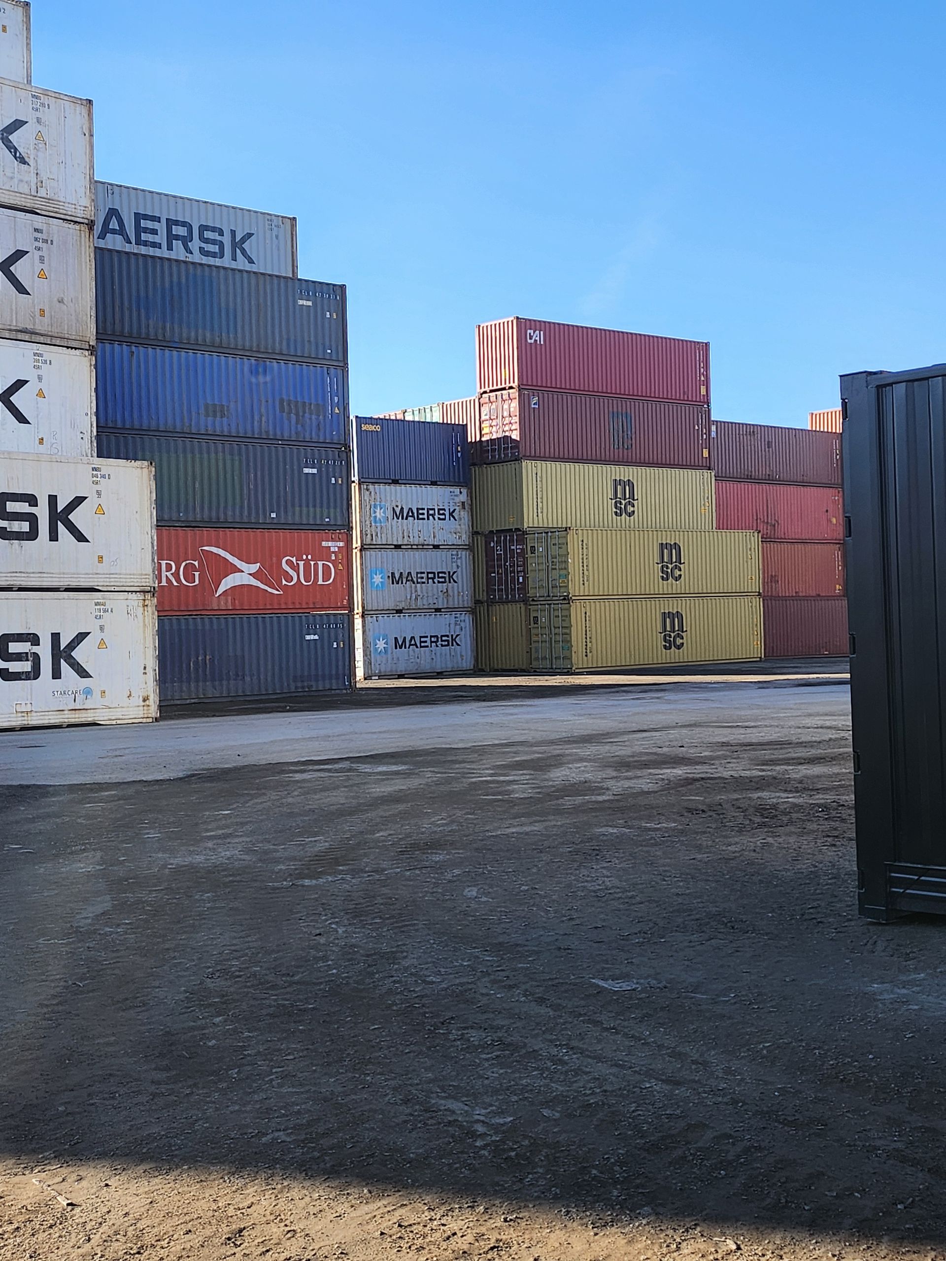 Un tas de conteneurs d'expédition sont empilés les uns sur les autres