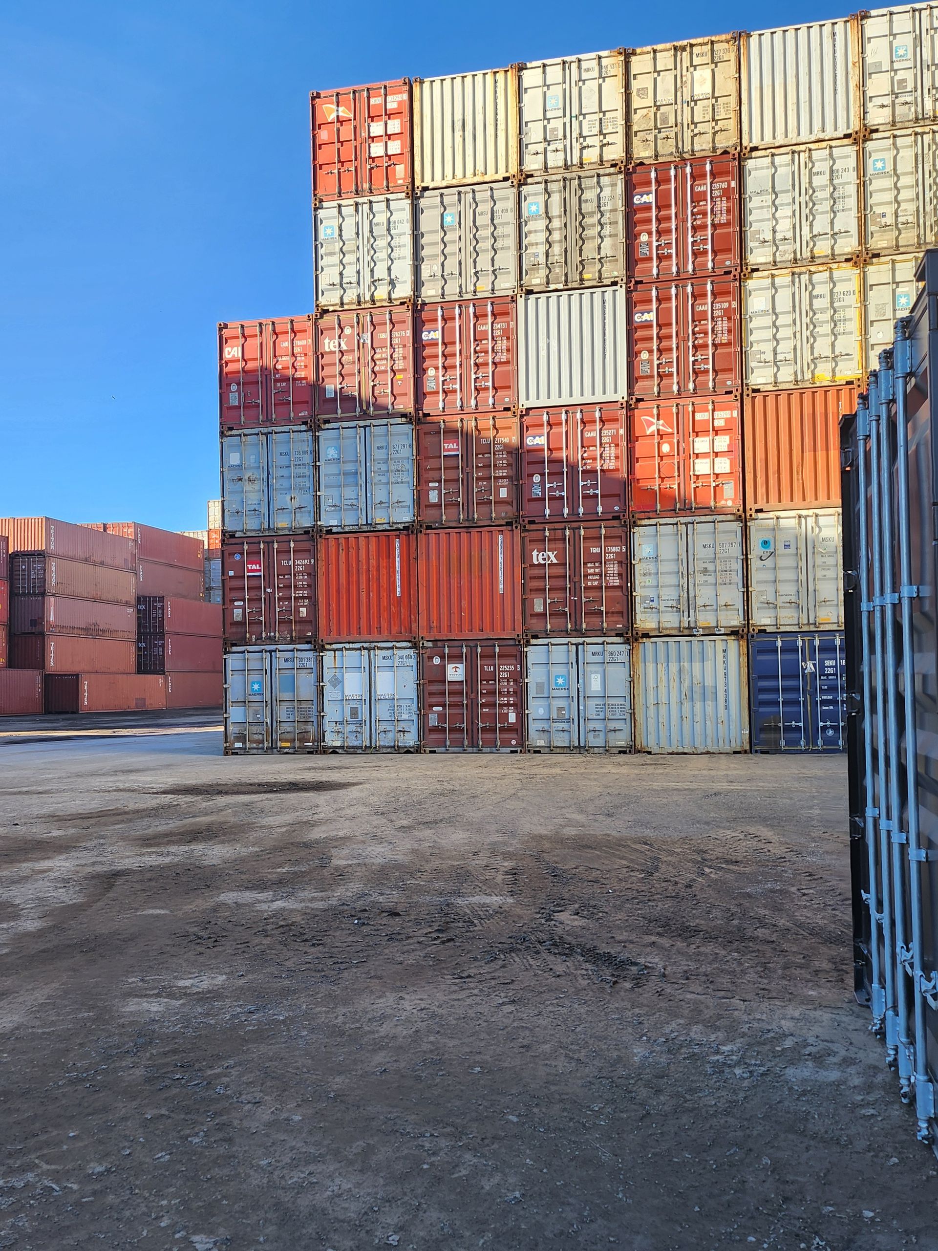 Un tas de conteneurs d'expédition sont empilés les uns sur les autres