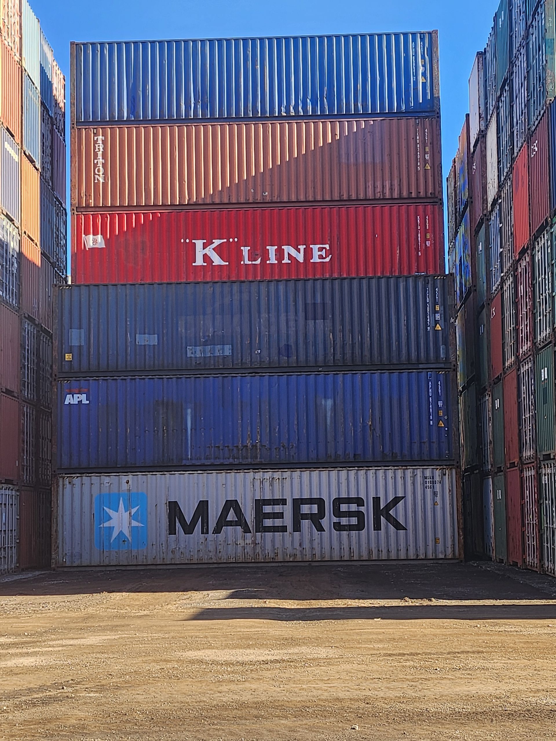 Une pile de conteneurs d'expédition comprenant Maersk et Kline