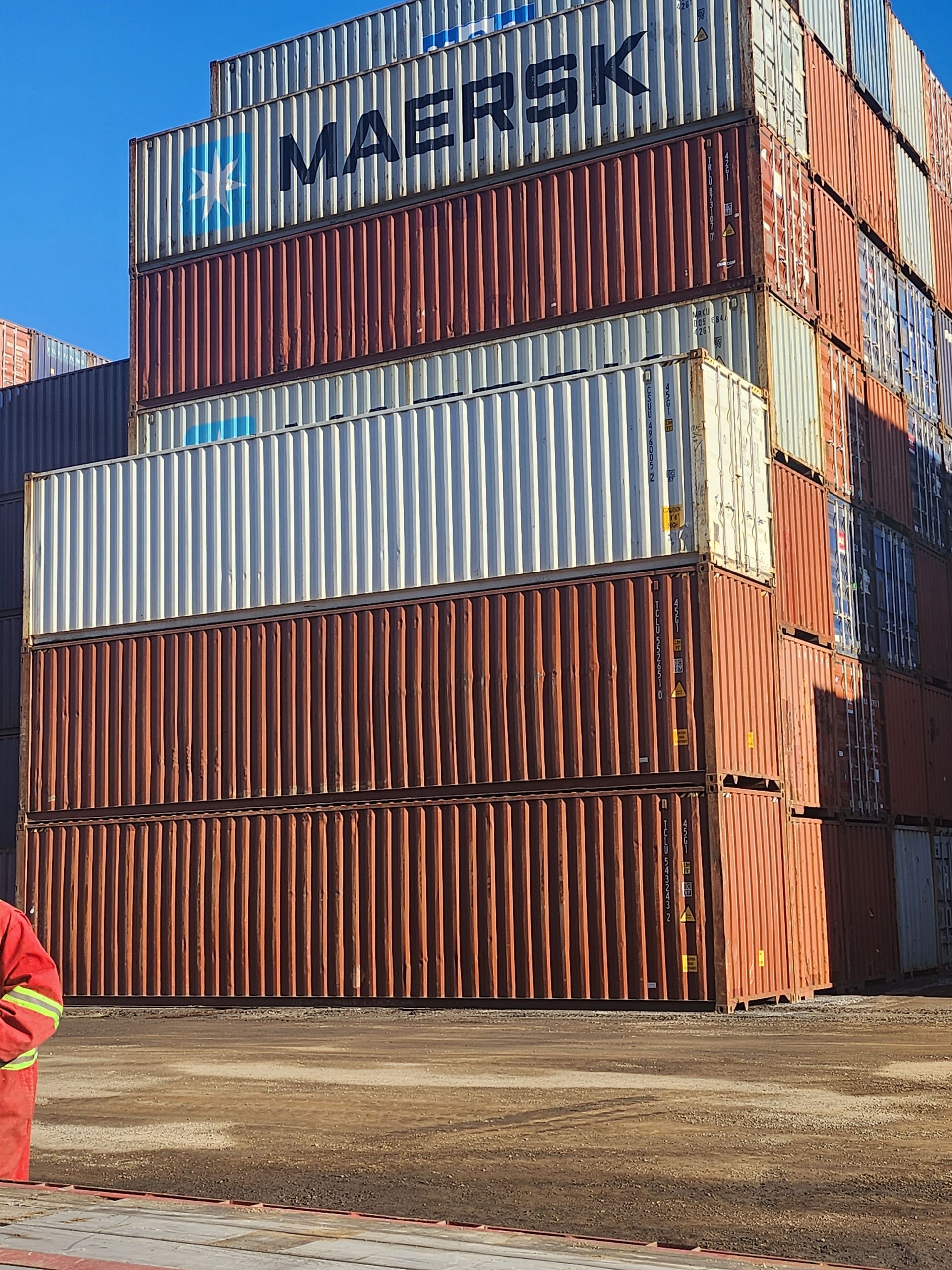 Une pile de conteneurs d'expédition Maersk sont empilés les uns sur les autres