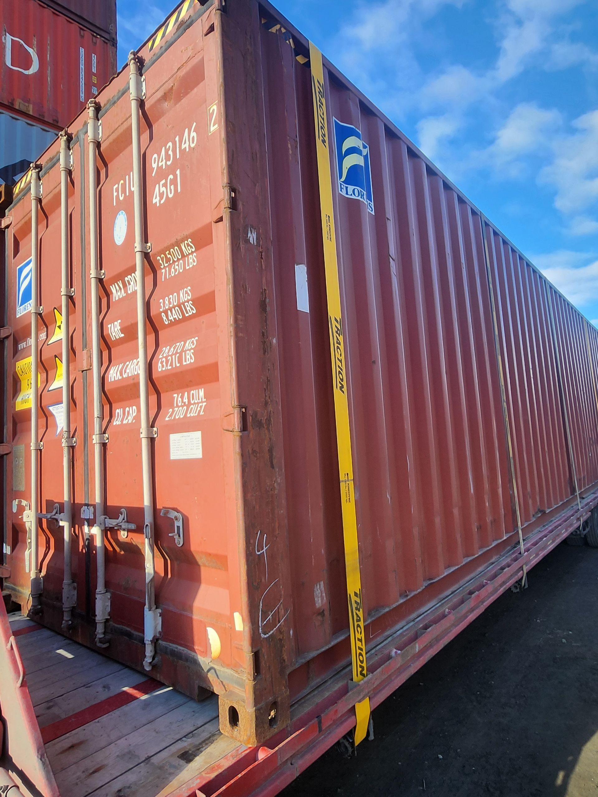 Un grand conteneur d'expédition rouge portant le numéro 141146