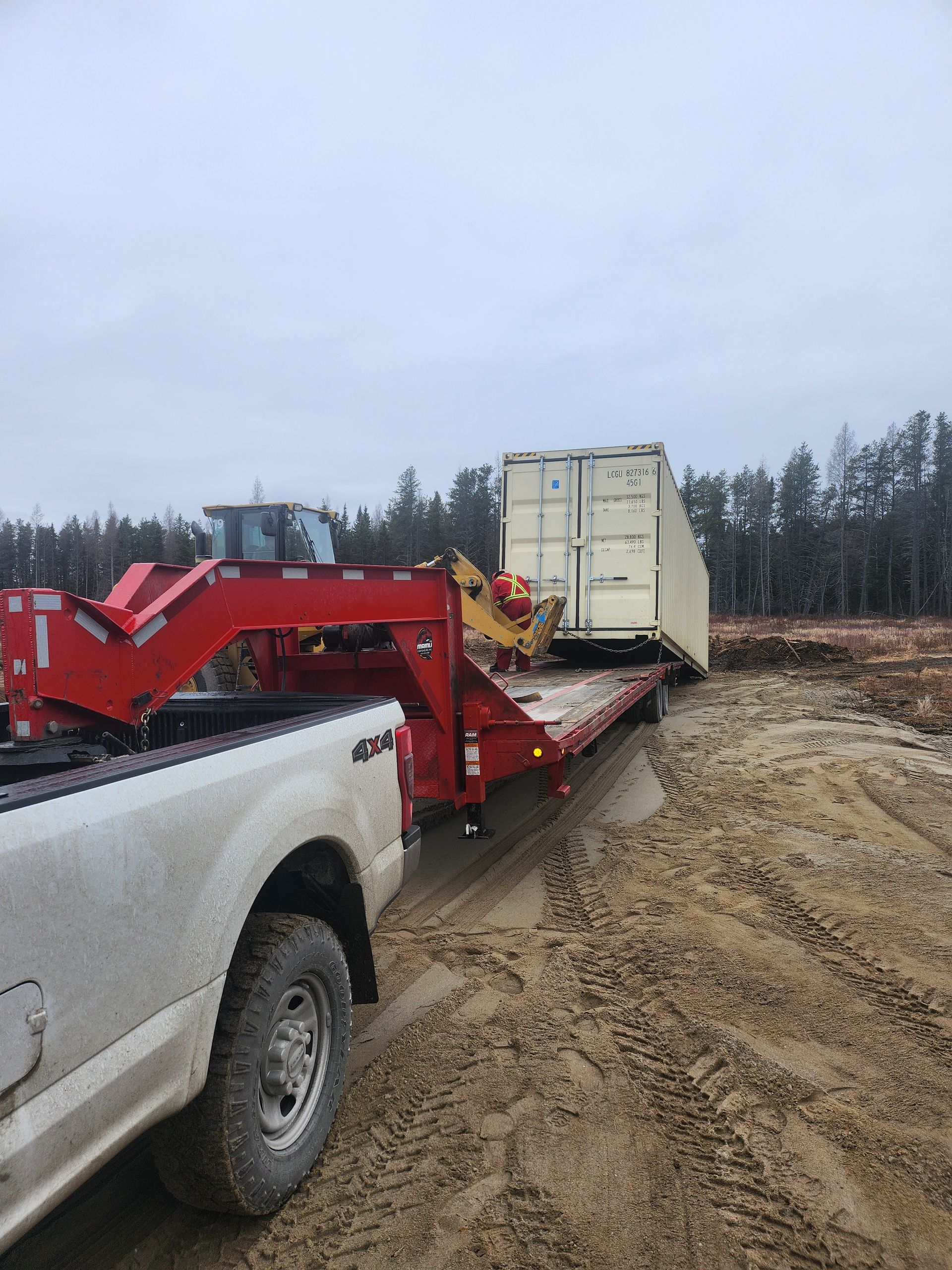 Un camion tracte une remorque avec un conteneur dessus.