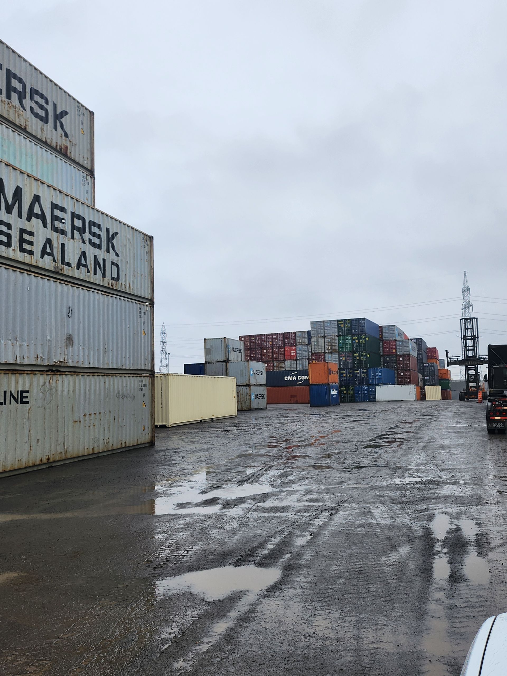 De nombreux conteneurs d'expédition sont alignés dans un entrepôt.