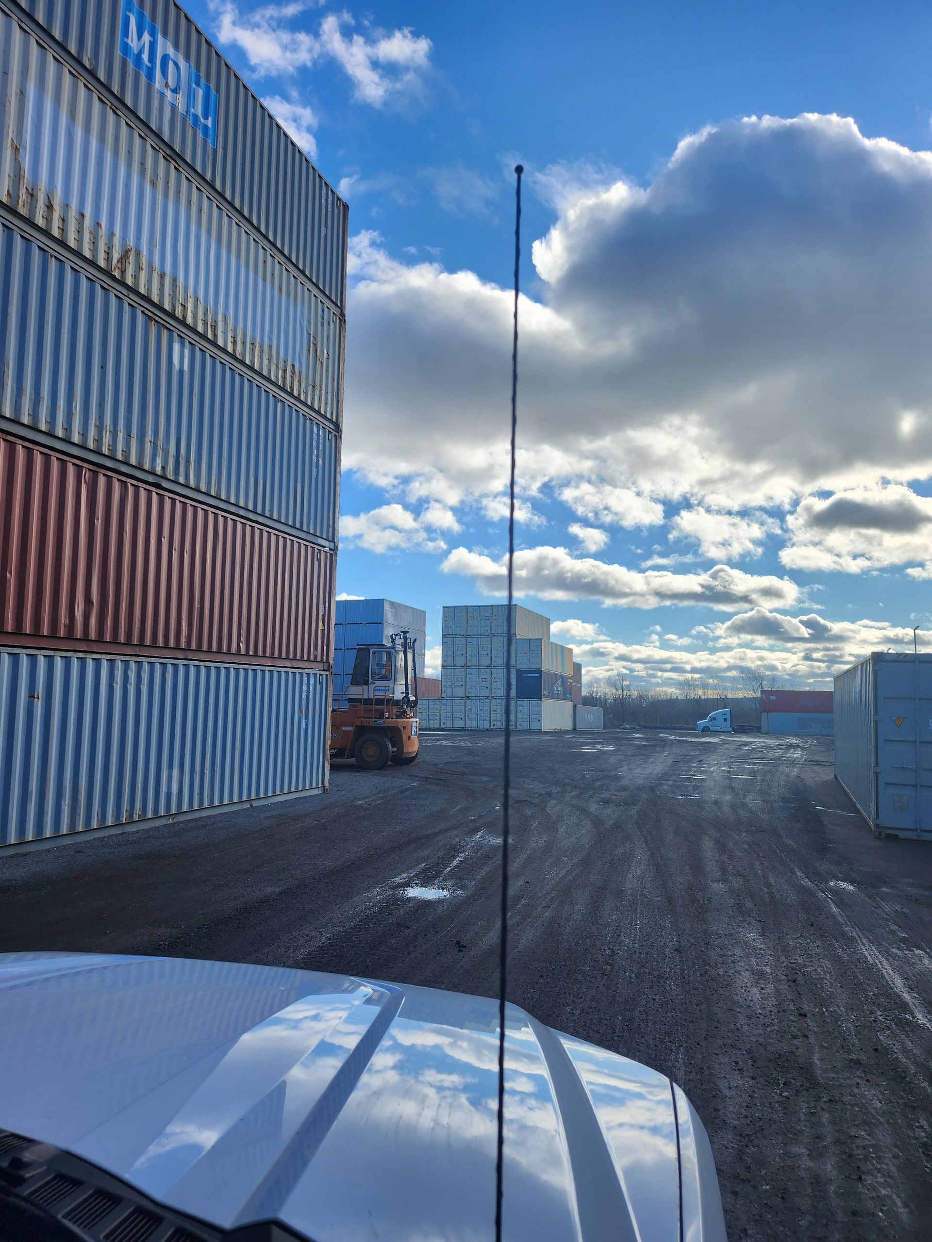 De nombreux conteneurs d'expédition sont empilés les uns sur les autres