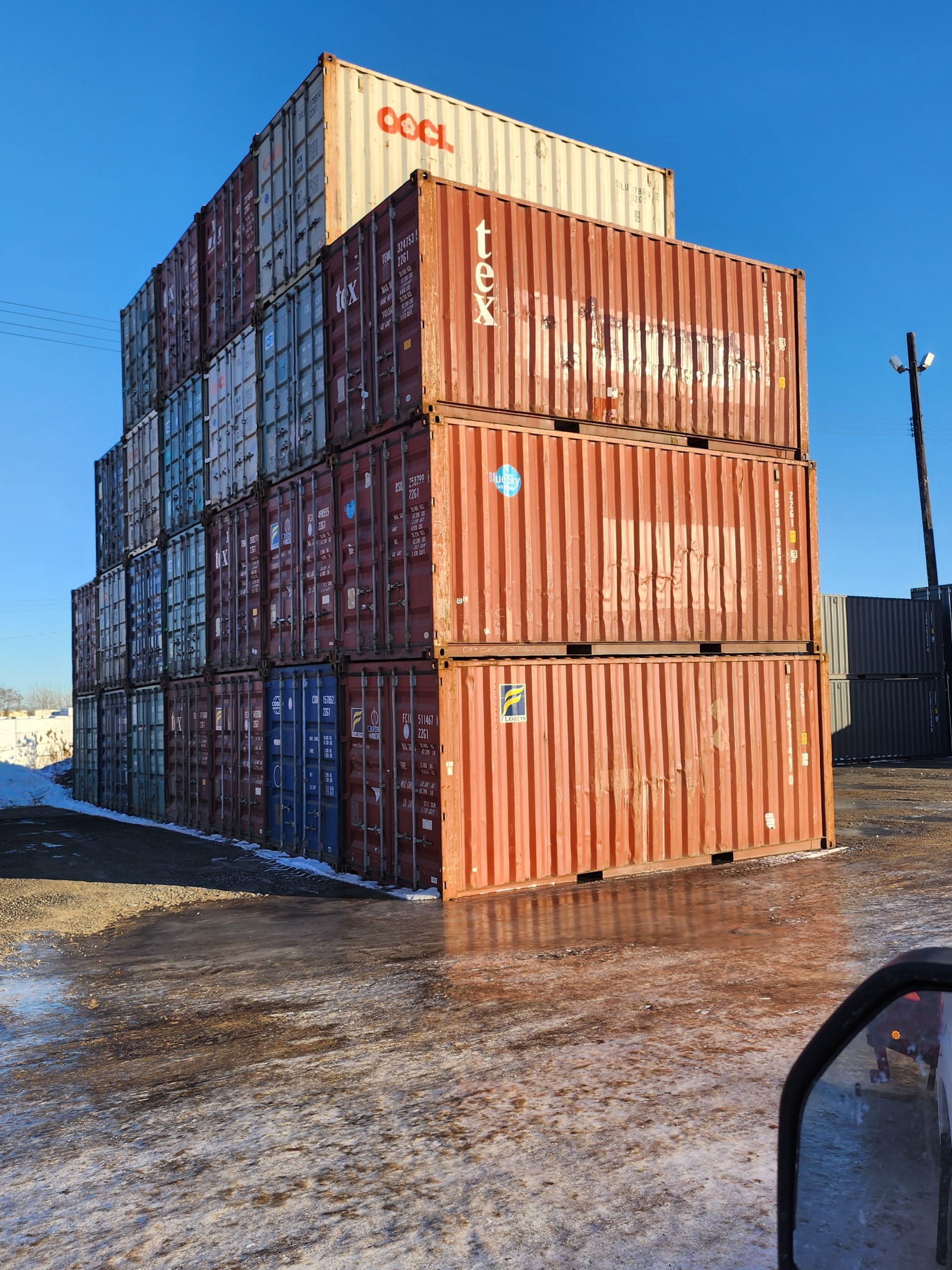 Un tas de conteneurs d'expédition sont empilés les uns sur les autres