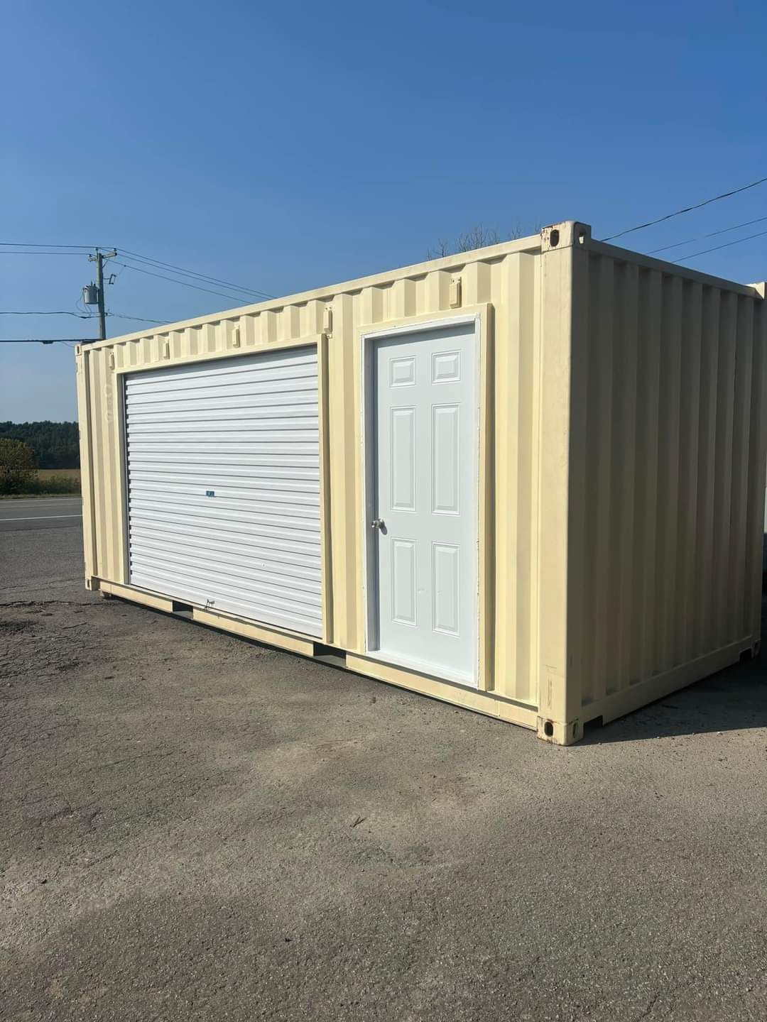 Un conteneur d'expédition avec une porte de garage et une porte.