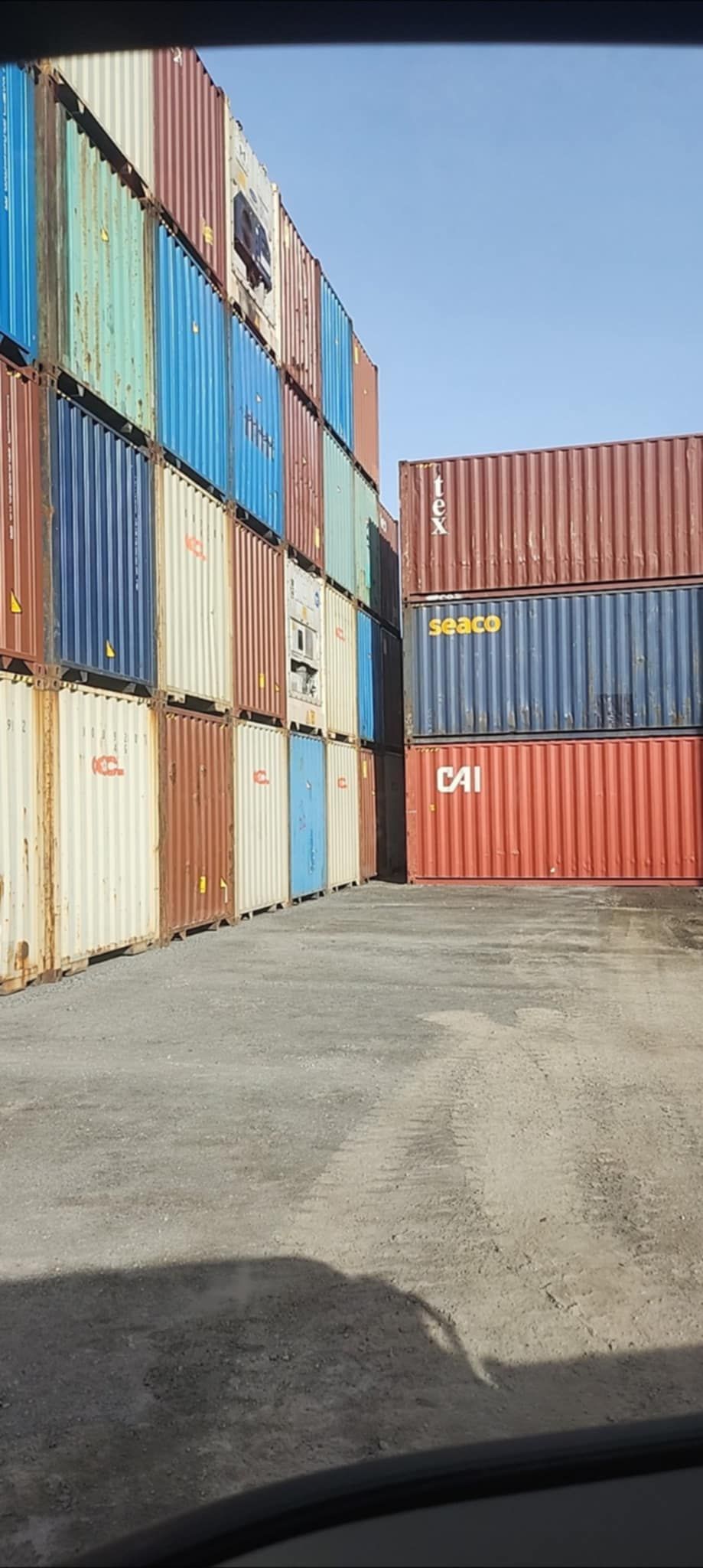 Un tas de conteneurs d'expédition sont empilés les uns sur les autres