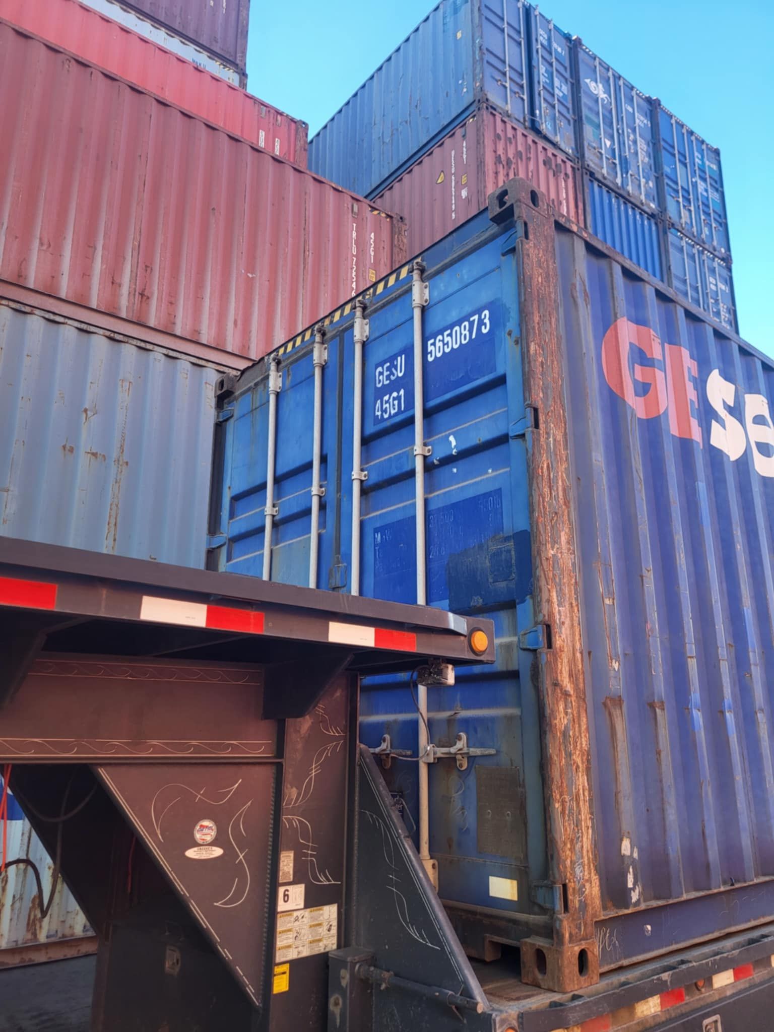 Un récipient bleu avec le mot gess dessus
