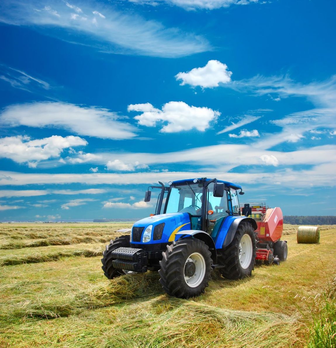 trattore in un campo agricolo