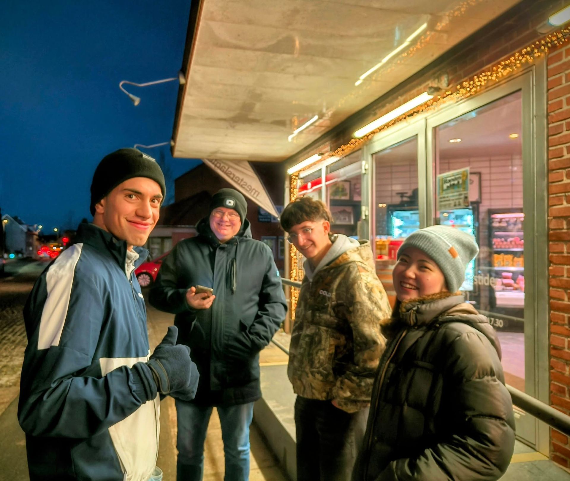 To kvinder krammer hinanden, mens de sidder på en sofa.