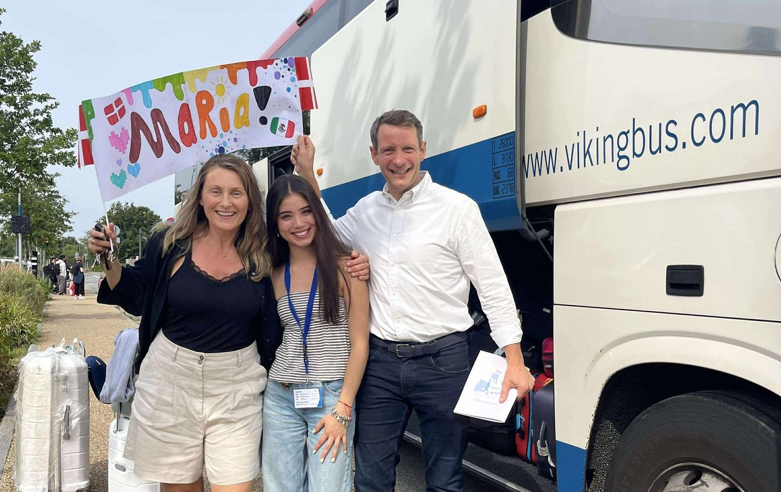 En mor og datter laver småkager i køkkenet.