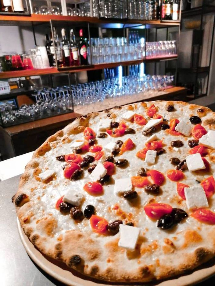 pizza bianca con olive e pomodorini di una pizzeria a Pederobba