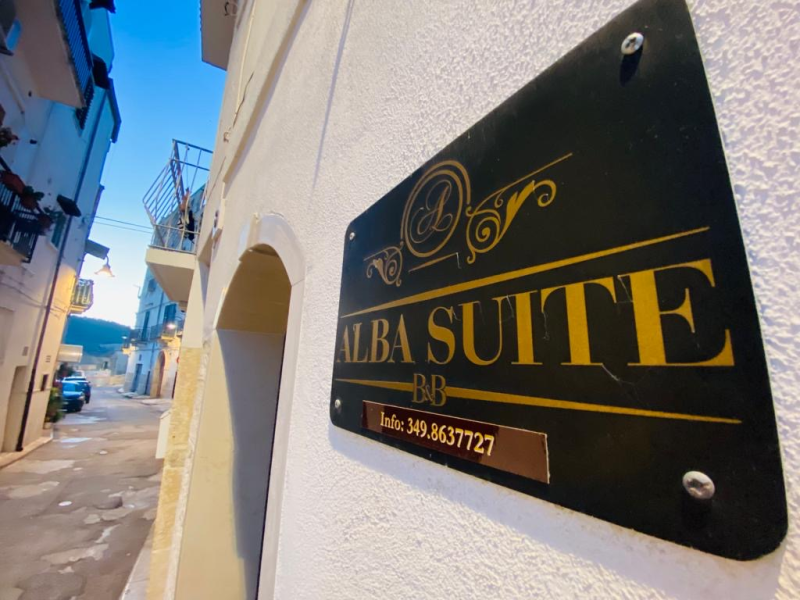 Un cartello sul lato di un edificio che dice alba suite