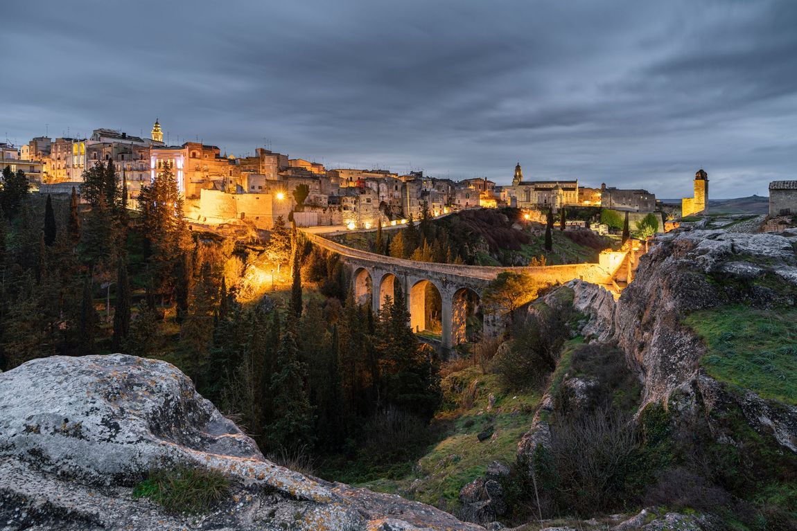 Un ponte sopra un fiume nel mezzo di una città di notte.