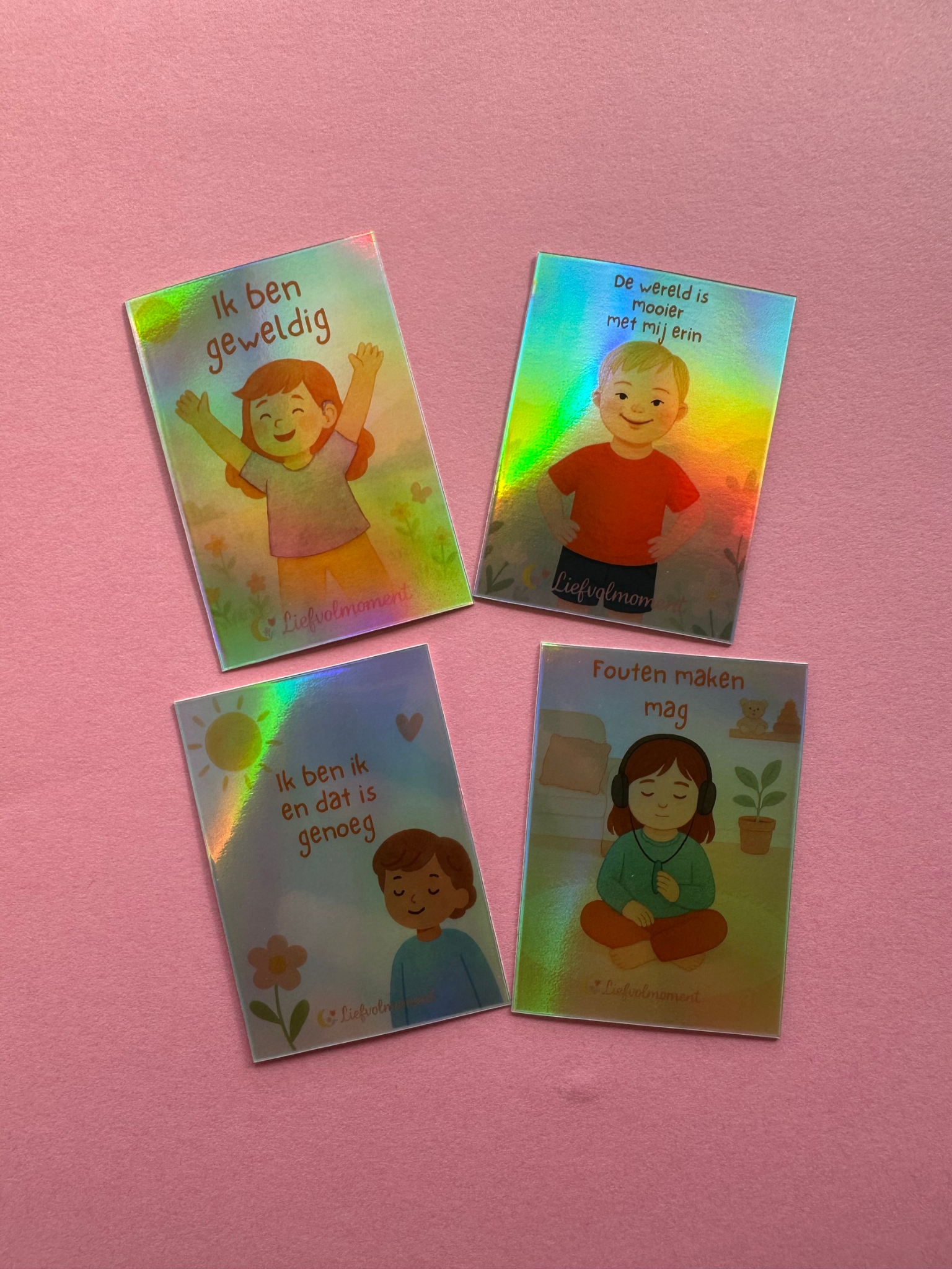 Vier rechthoekige holografische stickers met geïllustreerde personages en korte zinnetjes, gerangschikt op een roze ondergrond.
