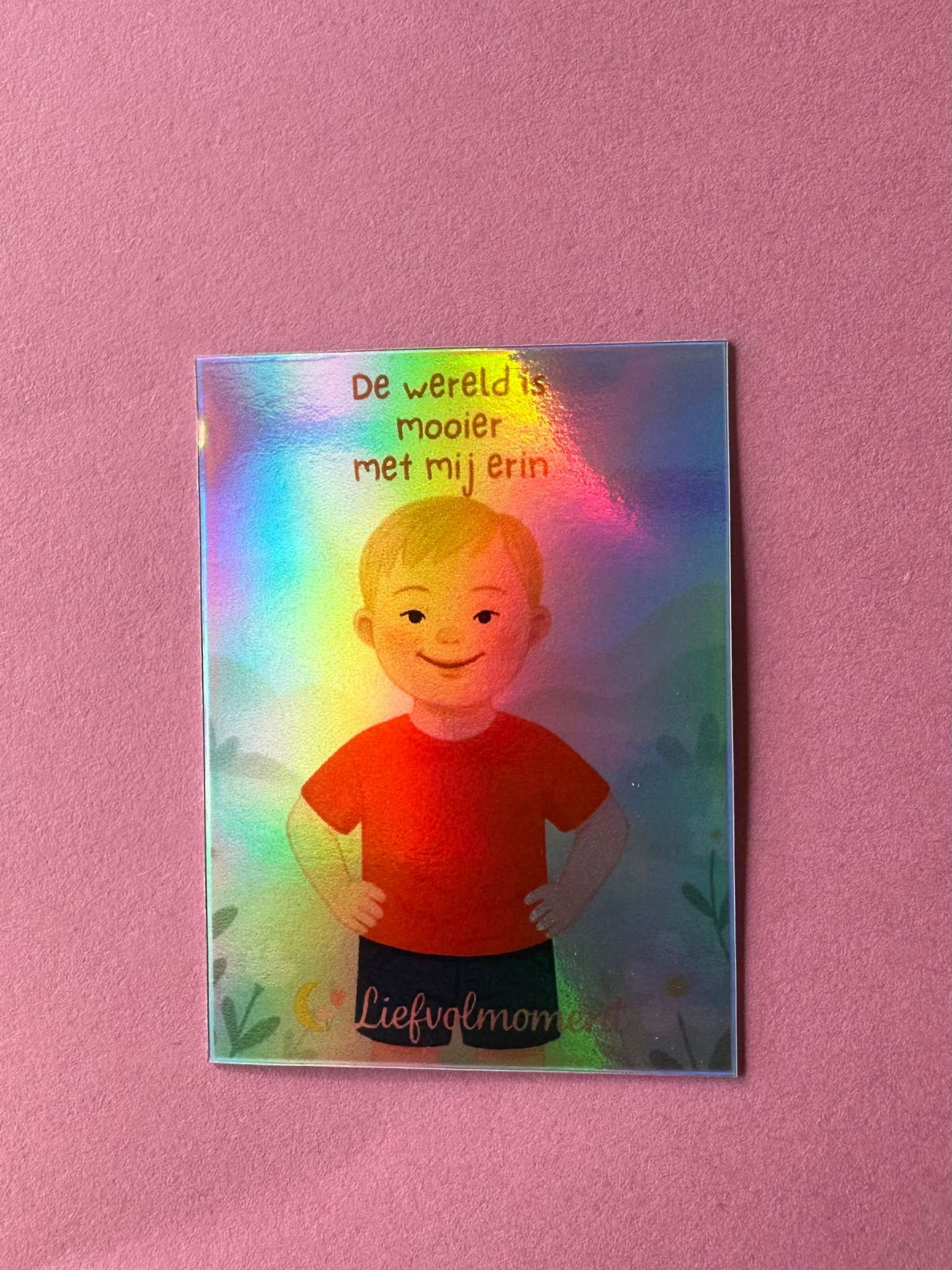 Vier rechthoekige holografische stickers met geïllustreerde personages en korte zinnetjes, gerangschikt op een roze ondergrond.
