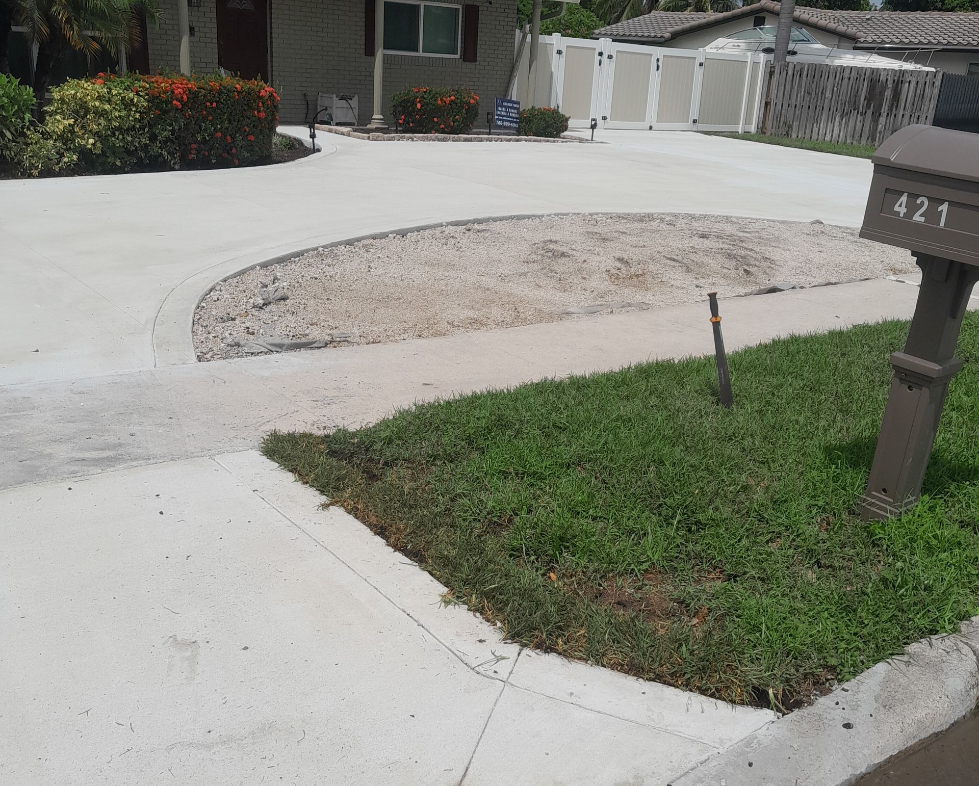 Driveway with gravel area, bordered by grass in Parkland FL